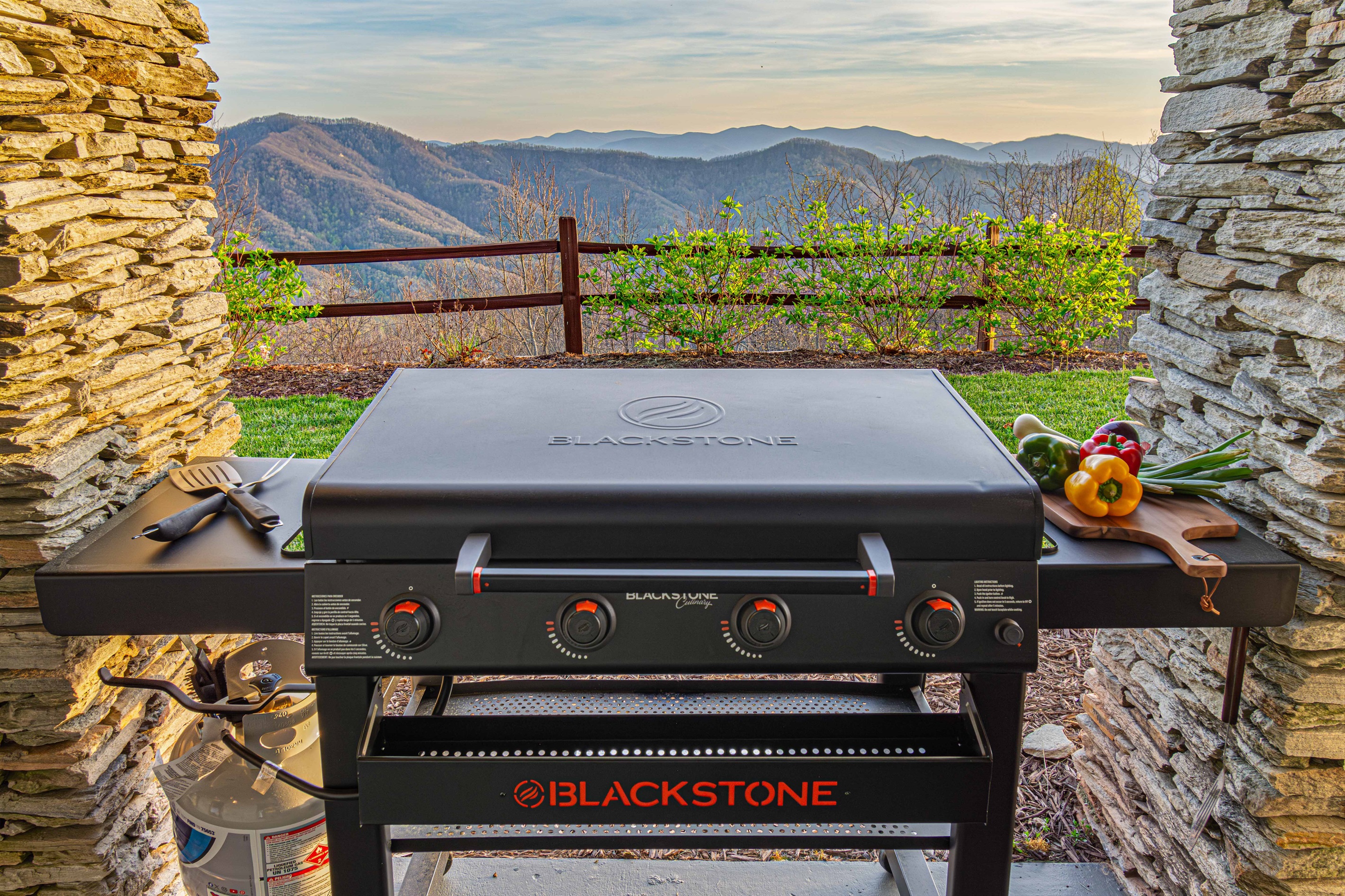 Outdoor Grill: Sizzle up dinner with breathtaking mountain views at your fingertips!