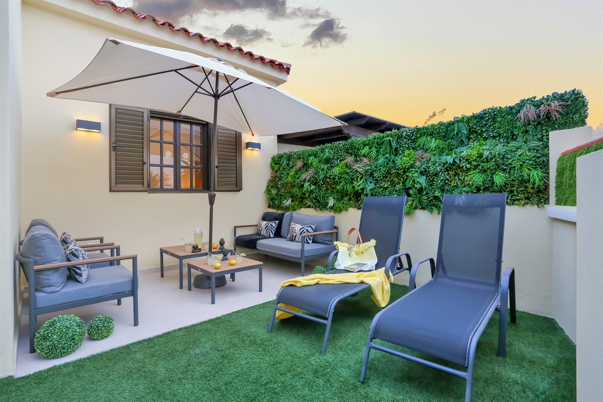 Cosy private garden with a chill-out area, sunbeds, and space to relax while enjoying the sunset in Fuerteventura.