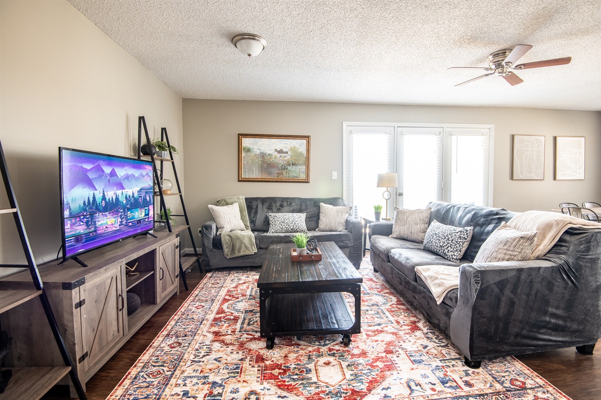 The living rooms at Ridge Retreats do not disappoint. With plenty of seating for the whole group, you can all pile in and watch your favorite movies or catch the big game!