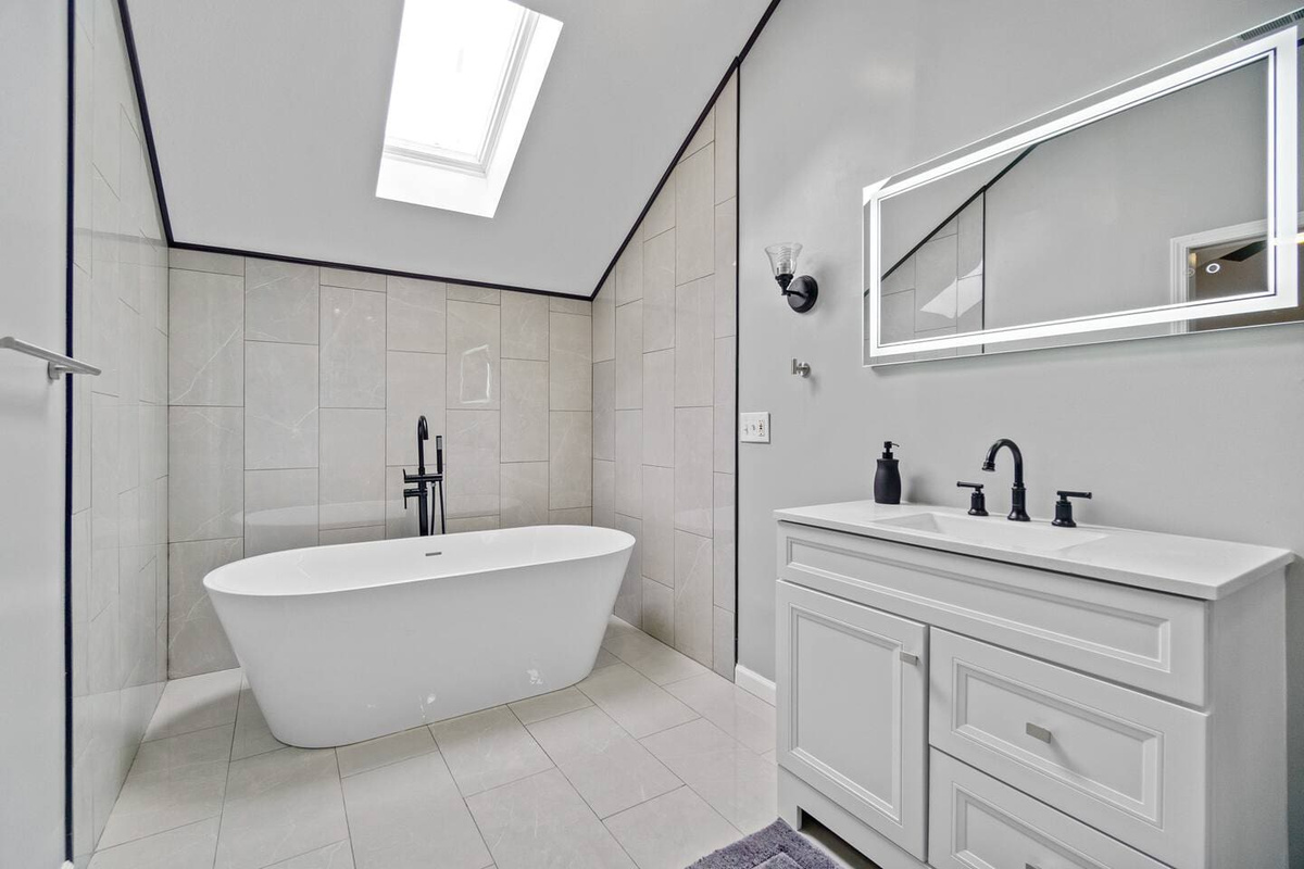 Elegant freestanding bathtub, offering a luxurious and relaxing centerpiece for your bathroom retreat.