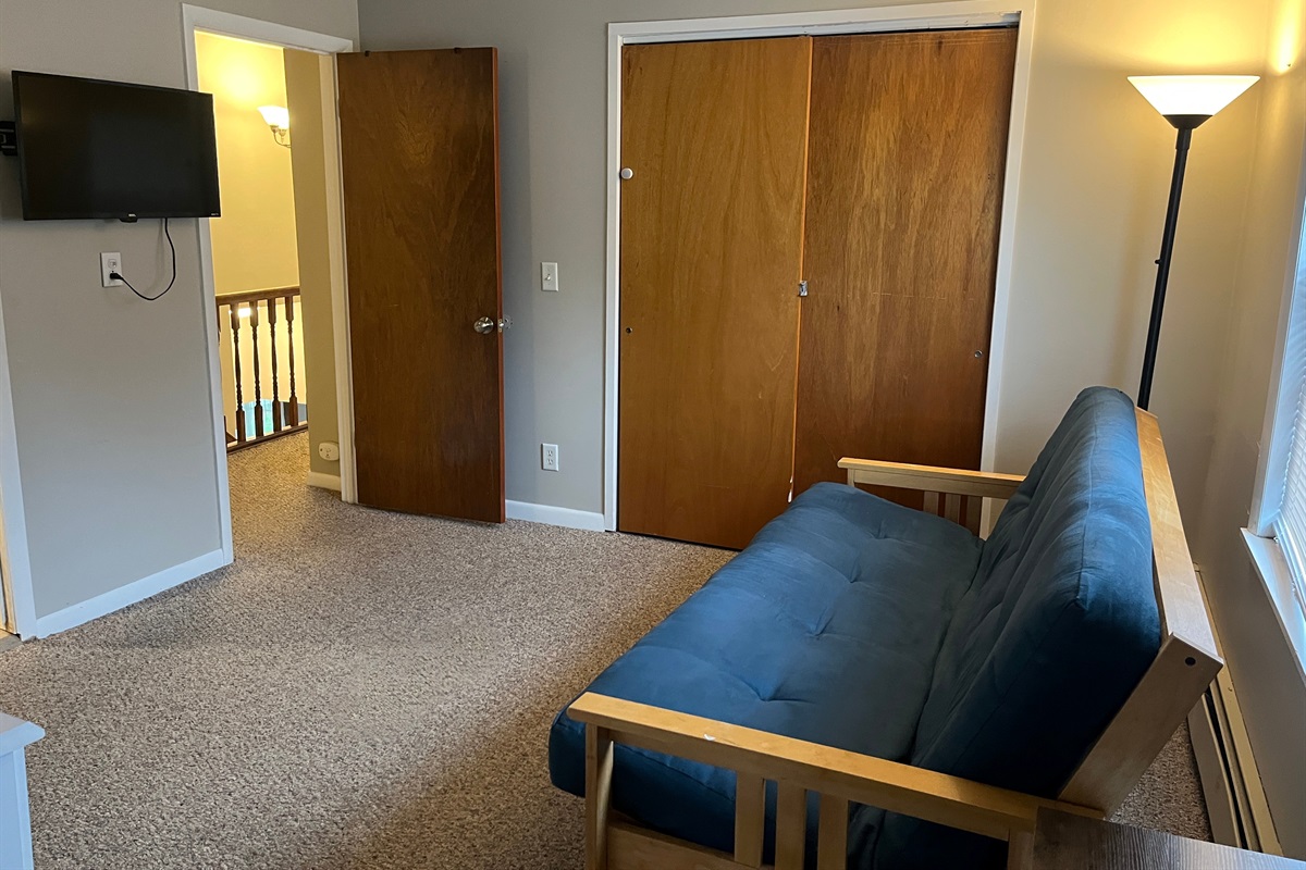 Bdrm 6 - Family Suite Queen, Twins, futon and ensuite bath