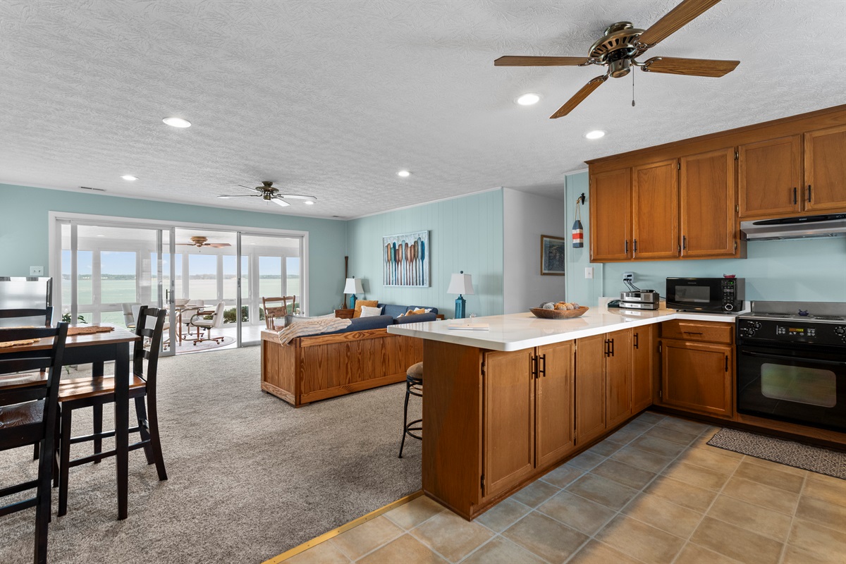 Living Room: Bright space with sandy hues, ideal for relaxation and enjoying stunning views!