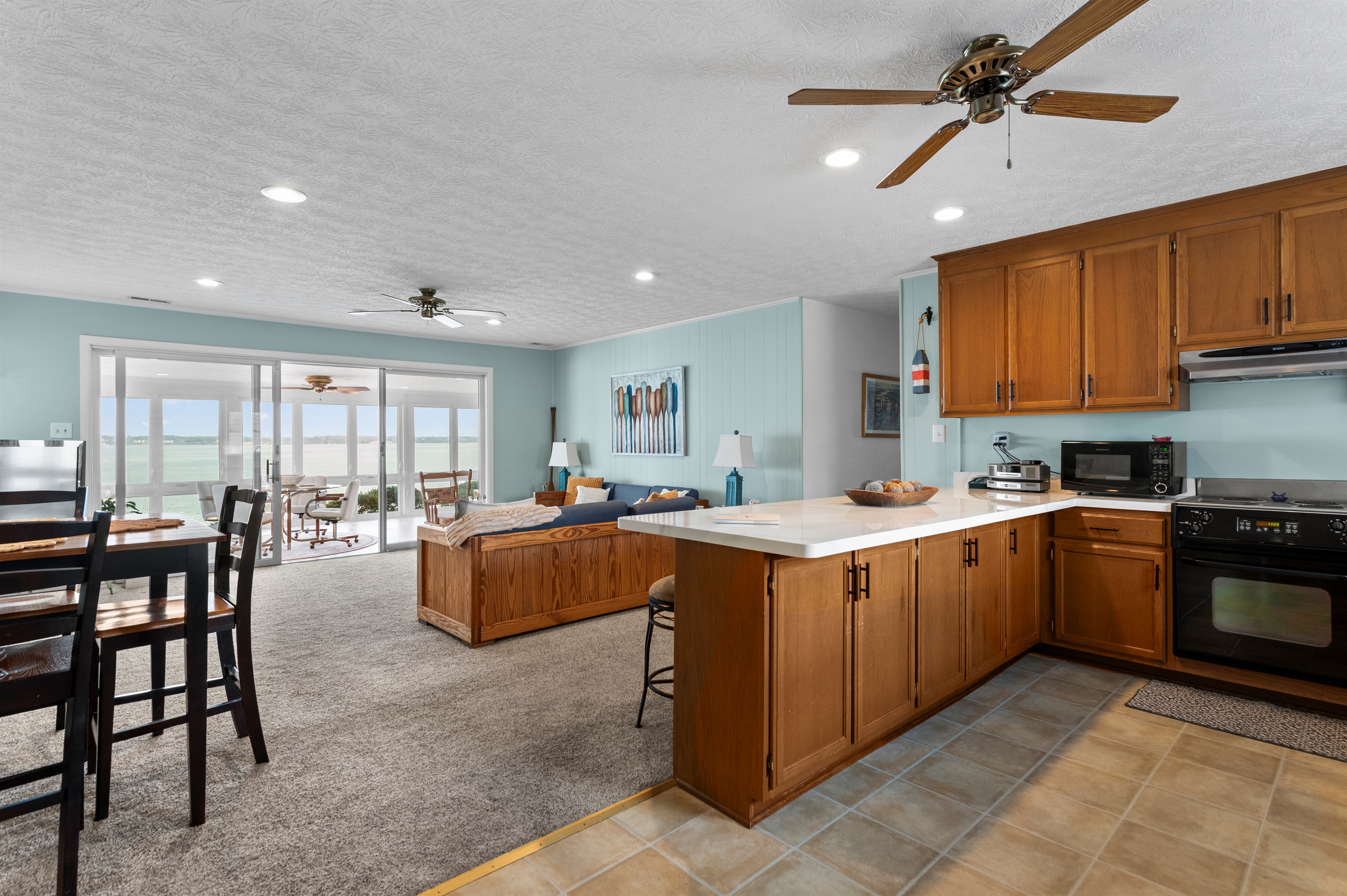 Living Room: Bright space with sandy hues, ideal for relaxation and enjoying stunning views!