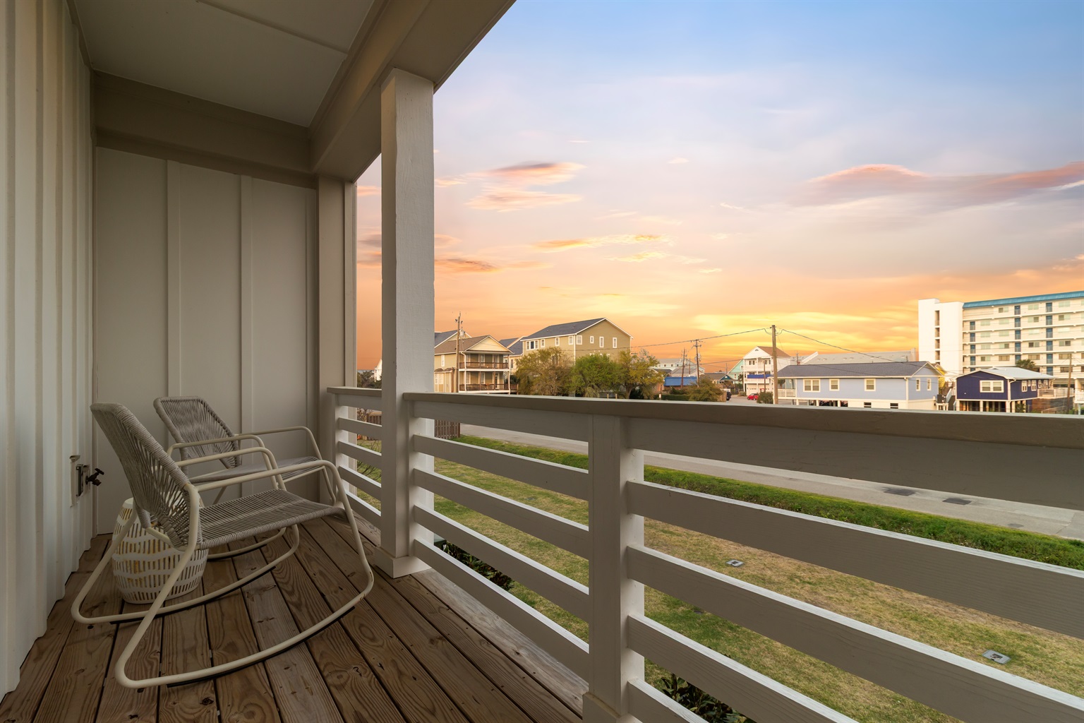 2 private decks to watch the sunrise or set