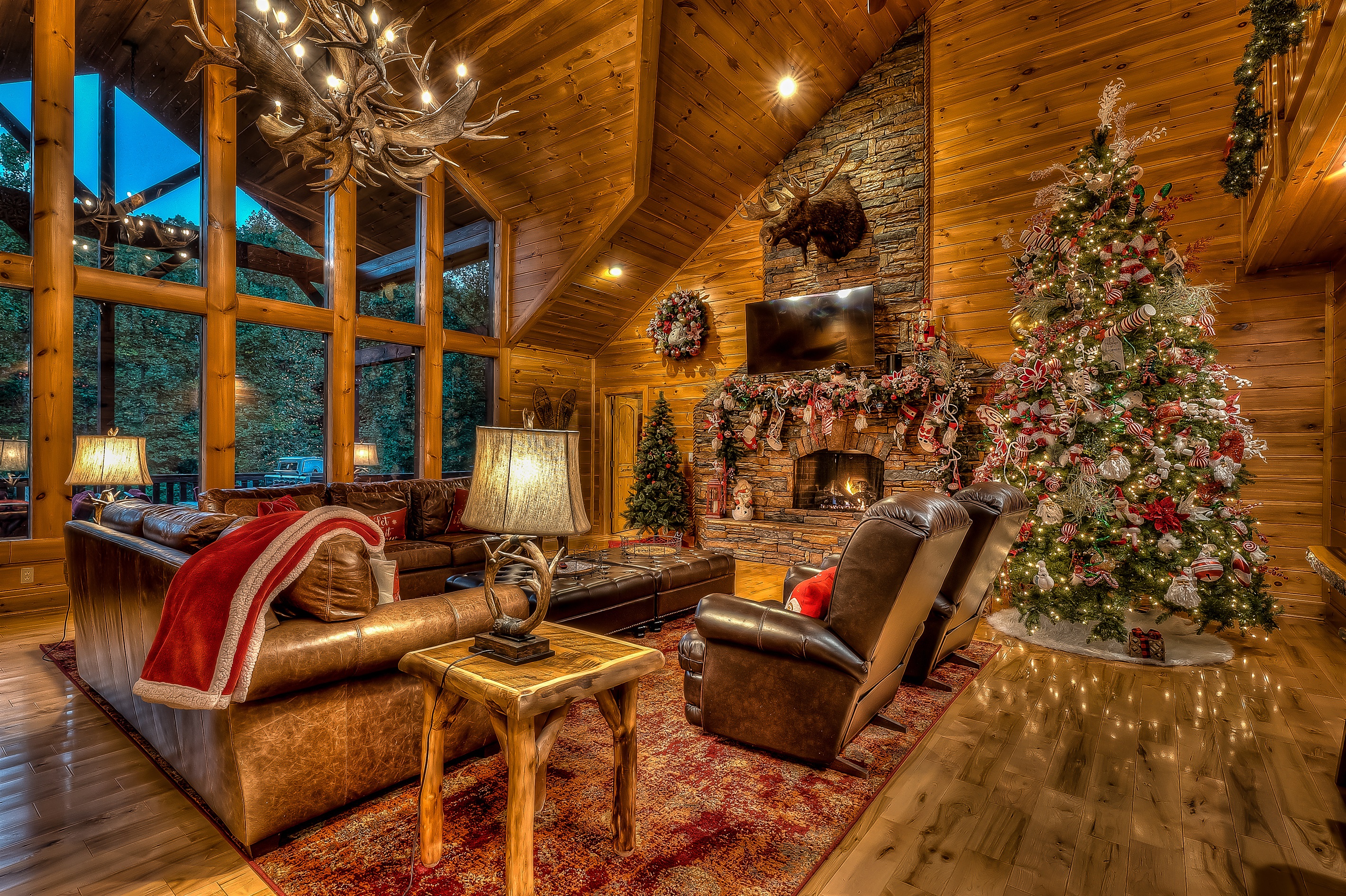 Great Room - Decorated for Christmas ALL YEAR LONG!