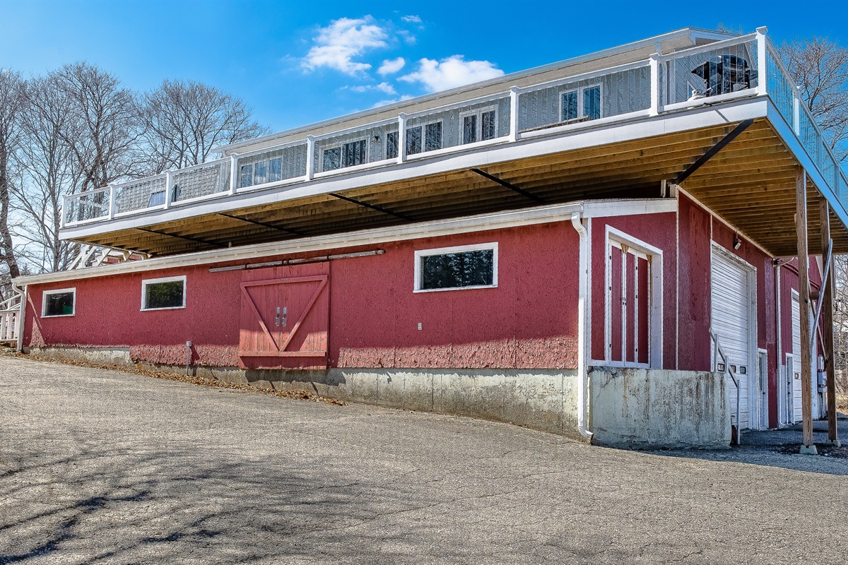 Grill with a view! The Phoenix Aerie’s 75-foot deck features a dedicated gas grill area overlooking the harbor. It’s the ultimate spot for a sunset lobster bake or evening BBQ, offering a premium outdoor experience high above the "Quiet Side."