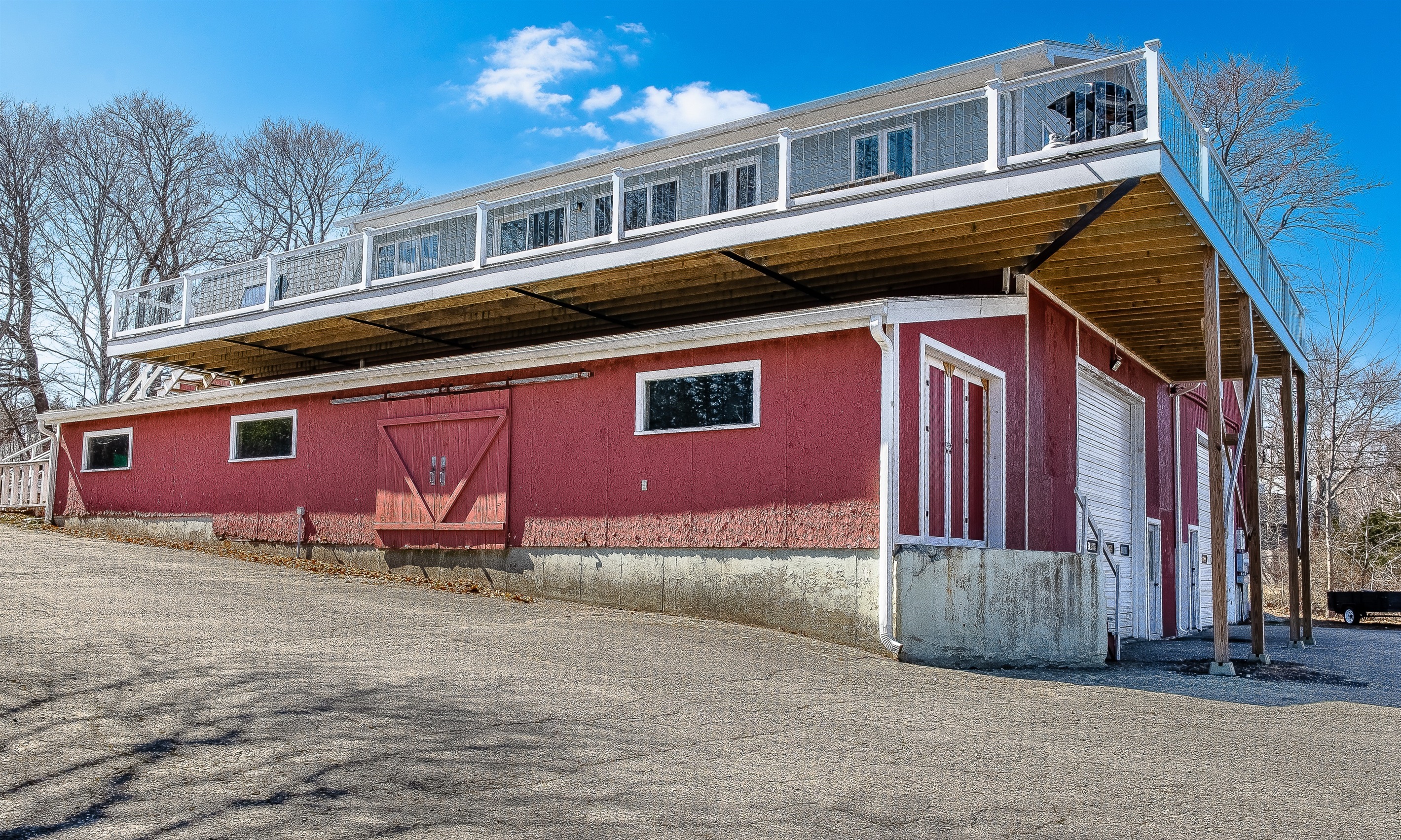 Grill with a view! The Phoenix Aerie’s 75-foot deck features a dedicated gas grill area overlooking the harbor. It’s the ultimate spot for a sunset lobster bake or evening BBQ, offering a premium outdoor experience high above the "Quiet Side."