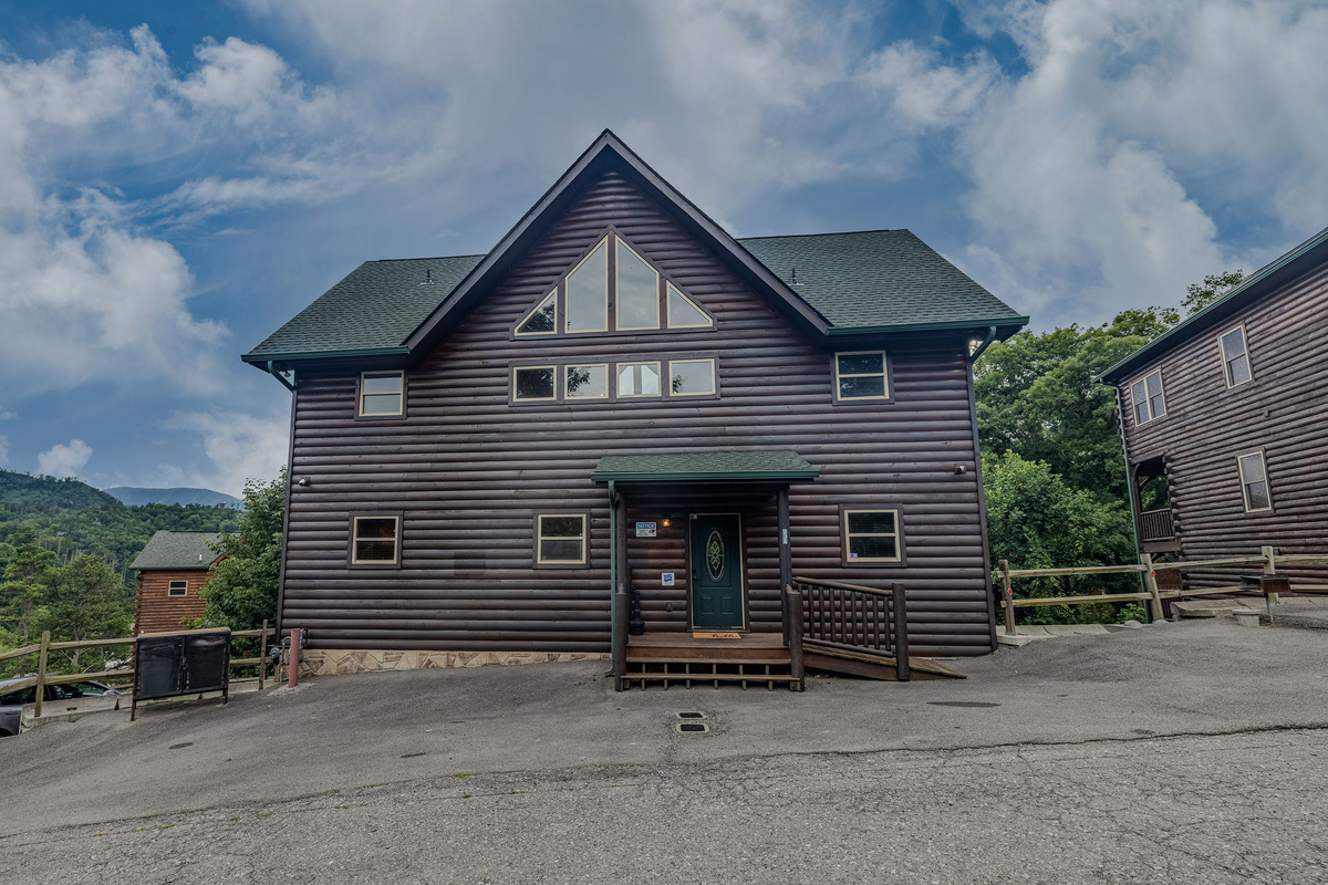 The cabin’s three-level layout gives guests separate spaces for sleeping, gathering, entertainment, and outdoor relaxation.