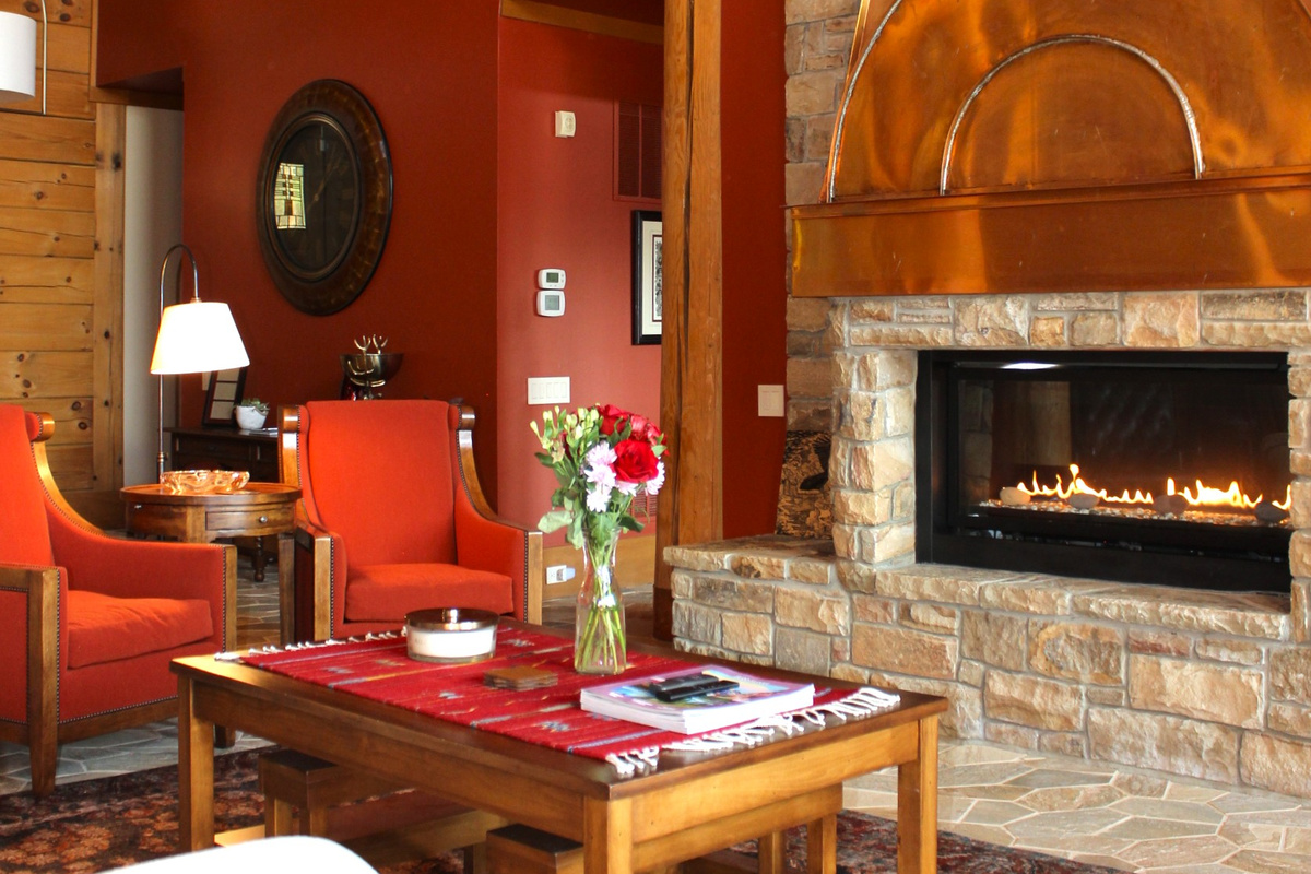 Cozy up in the livingroom next to the propane fireplace