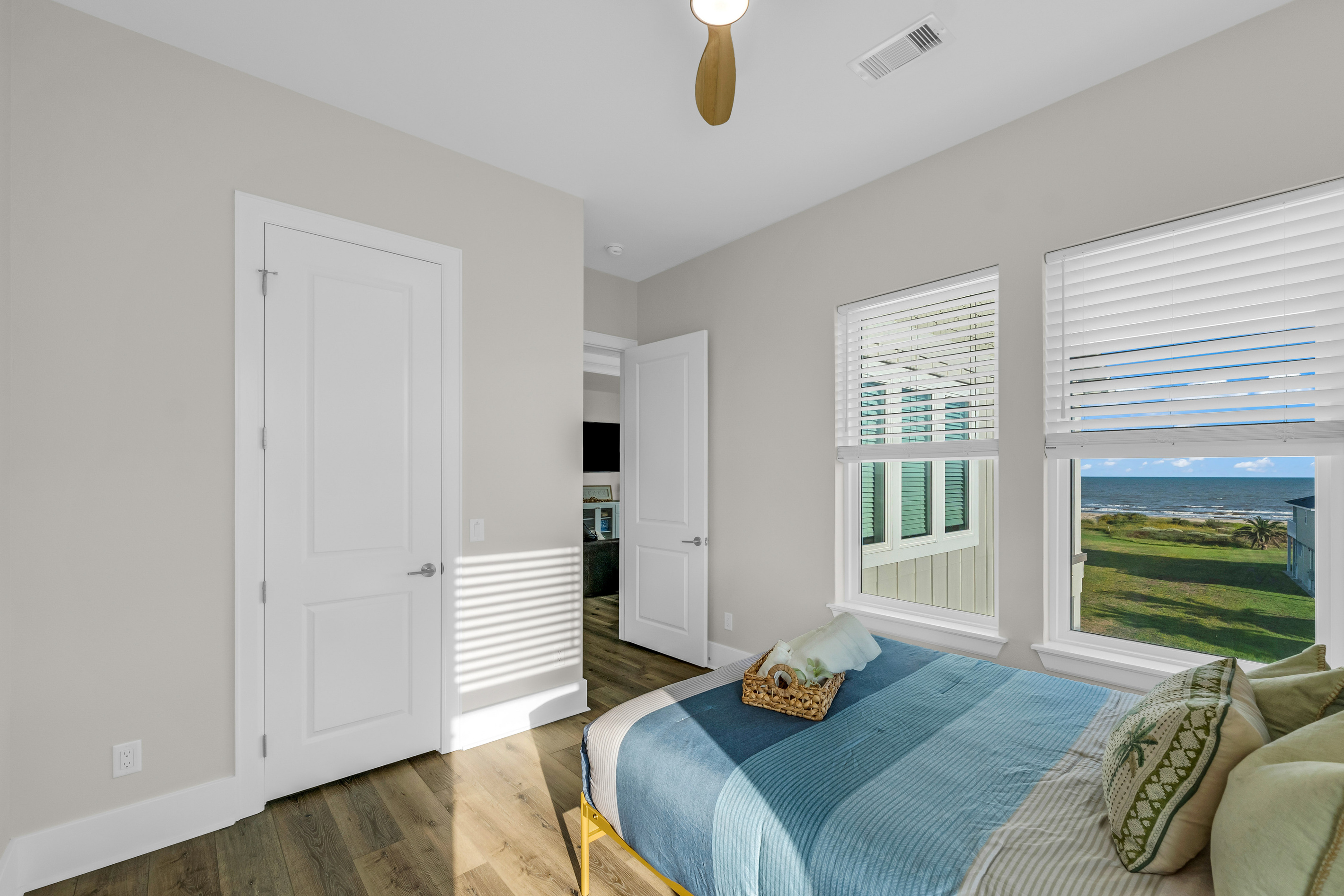 Costa Cristal Bedroom 2: Cozy queen bed with large windows, natural light, and relaxing views. Perfect for a restful night’s sleep.
