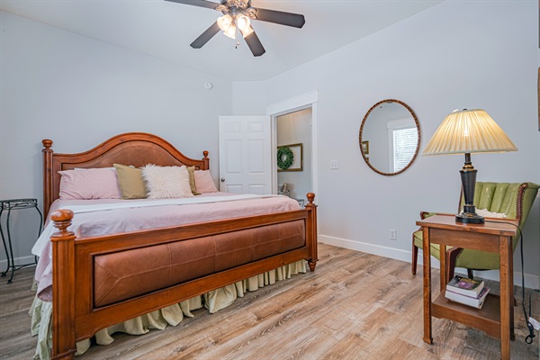 Cottage bedroom 1 - king bed and cot