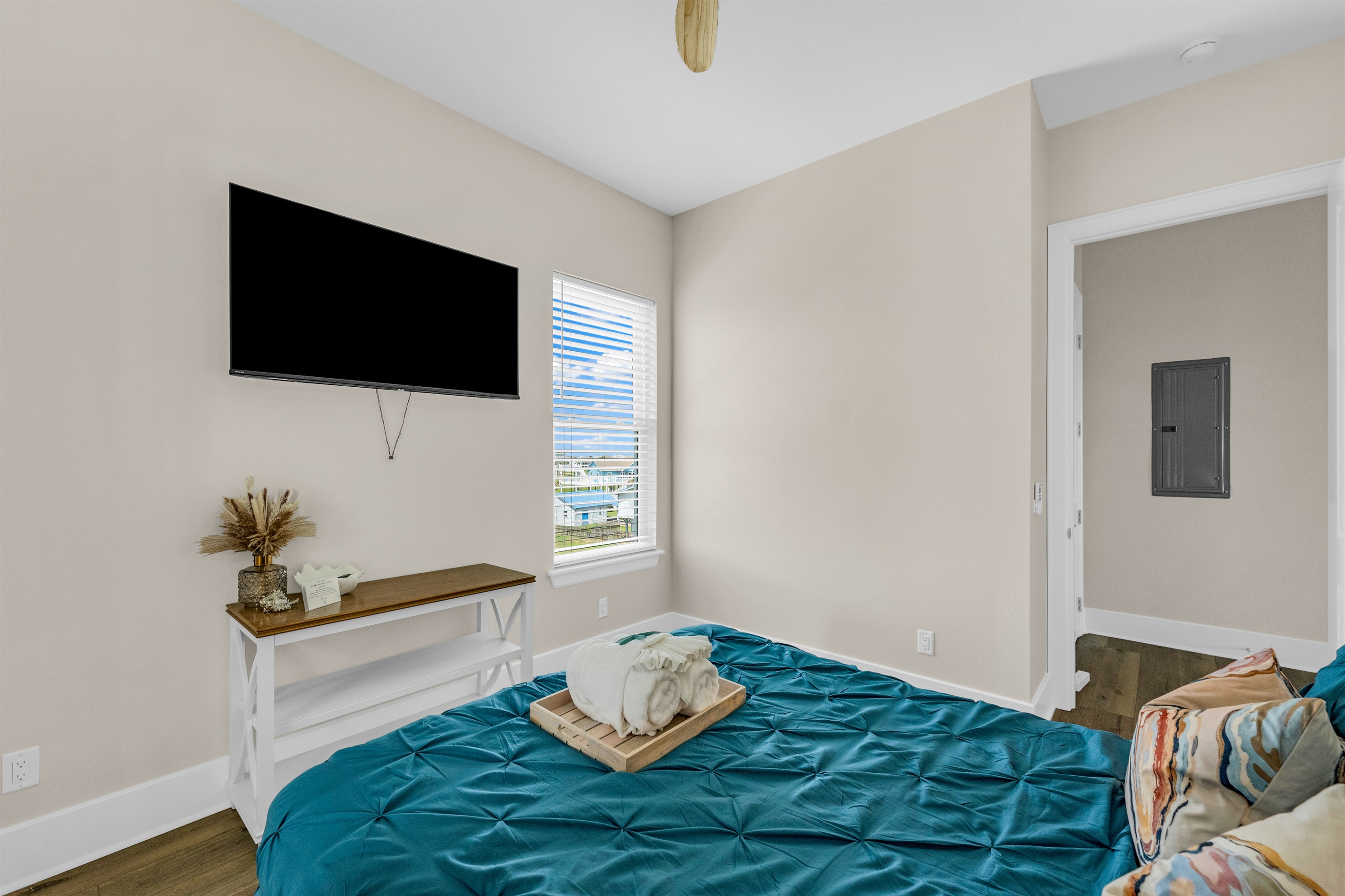 Costa Cristal Bedroom 5: Inviting space with a plush bed, colorful pillows, and natural light streaming through the window.