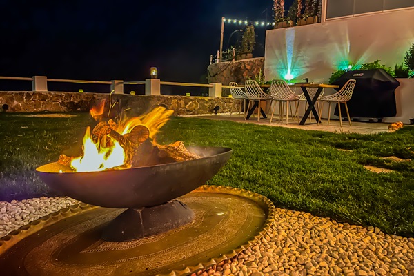 Immerse yourself in the warmth of the night at Casa Folimanka. The garden hosts a mesmerizing firepit with a brass cover, where the flames dance beneath the night sky. Enjoy the enchanting ambiance from the comfort of your private outdoor dining area.