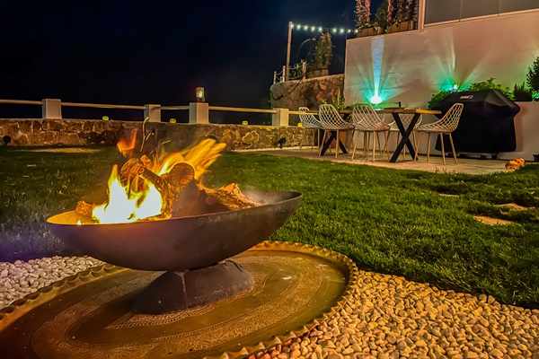 Immerse yourself in the warmth of the night at Casa Folimanka. The garden hosts a mesmerizing firepit with a brass cover, where the flames dance beneath the night sky. Enjoy the enchanting ambiance from the comfort of your private outdoor dining area.