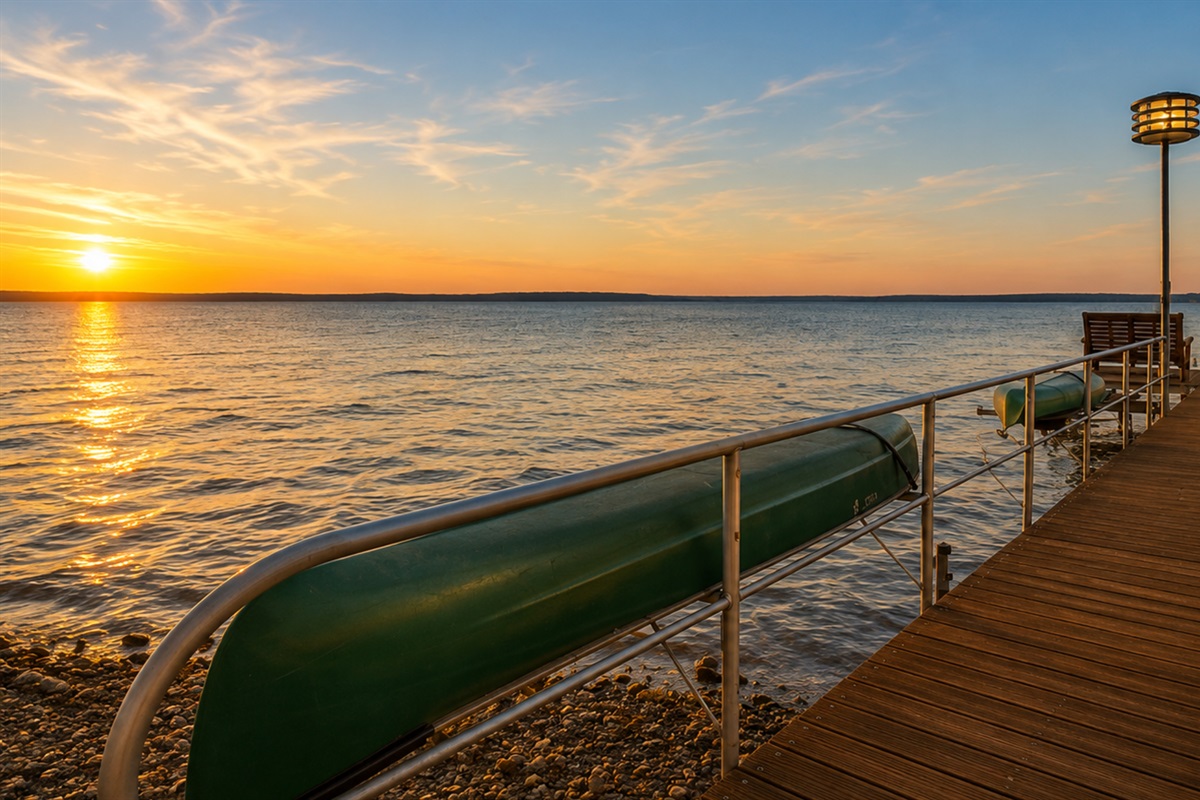 Step out onto your private dock for breathtaking water views. Ideal for relaxing by the lake, kayaking, or enjoying peaceful sunsets. 🚤🌅