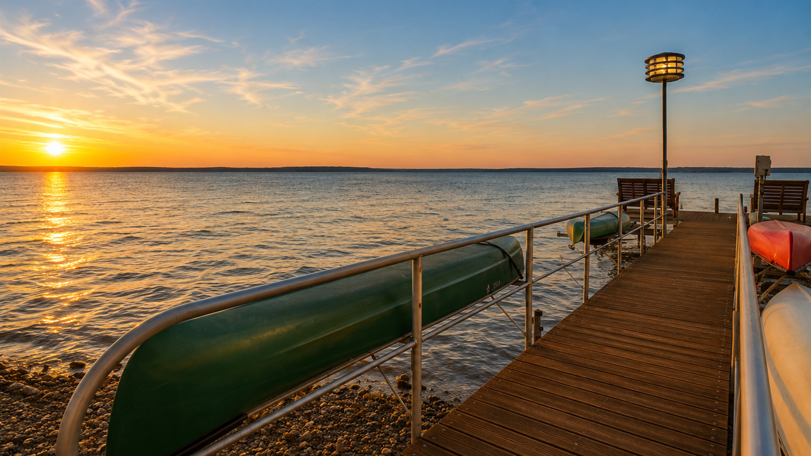 Step out onto your private dock for breathtaking water views. Ideal for relaxing by the lake, kayaking, or enjoying peaceful sunsets. 🚤🌅