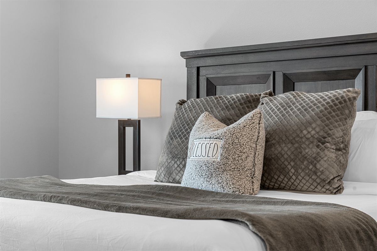 Bedroom 10 (King Suite)