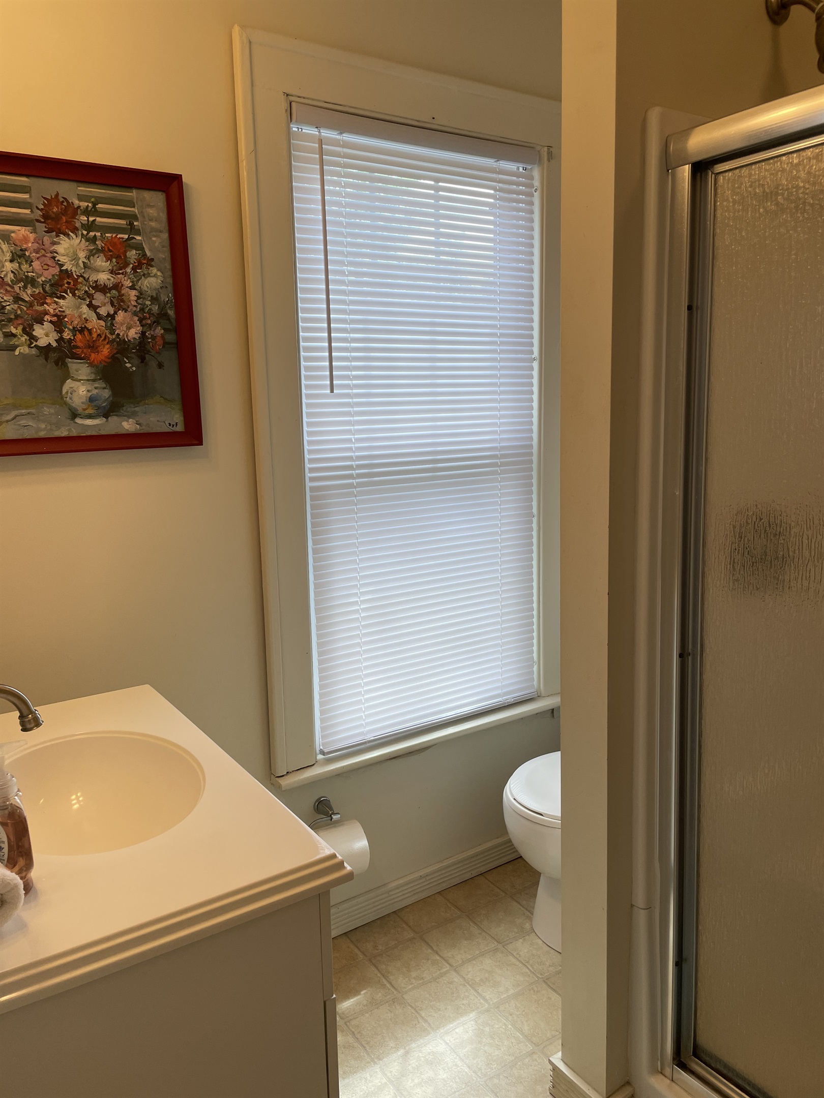 1st floor ensuite bath w/ shower