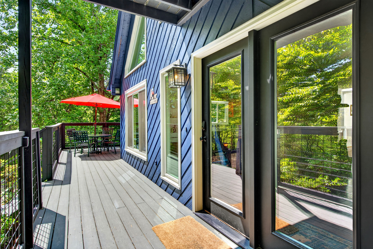 Large wraparound deck