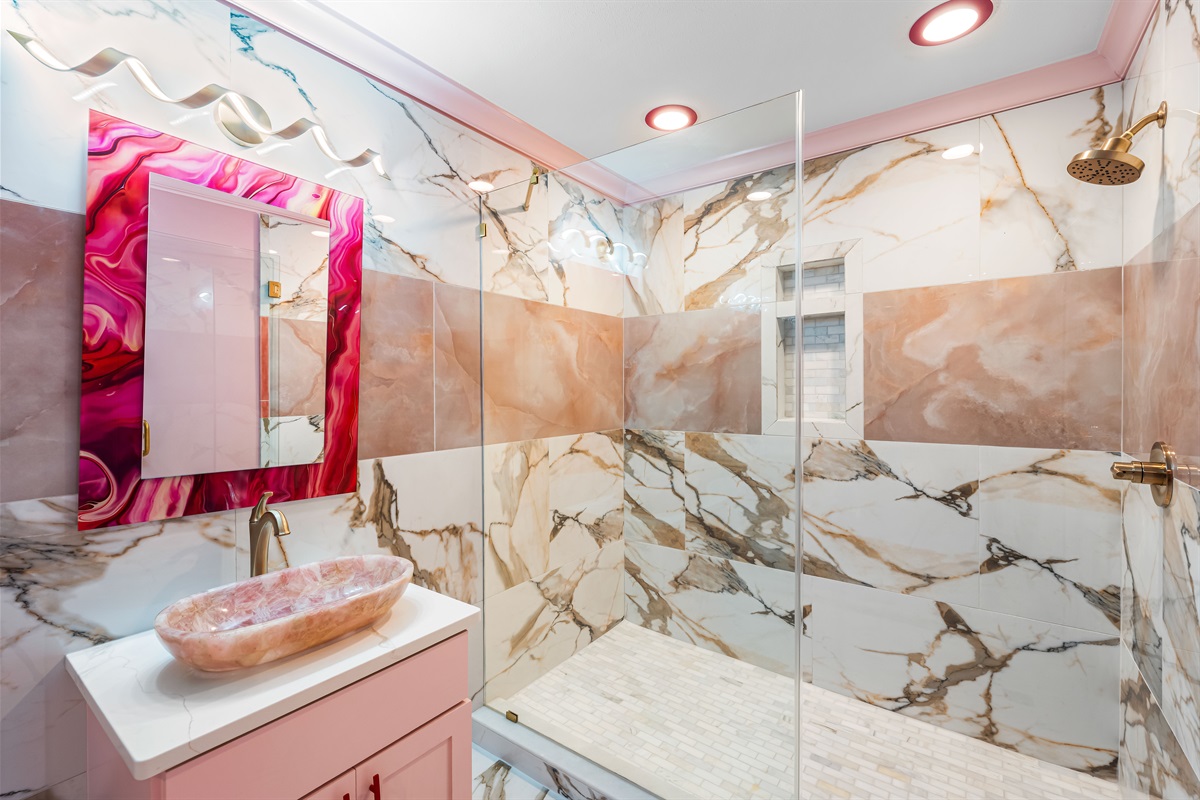 Beachfront King Suite Bath | First Floor