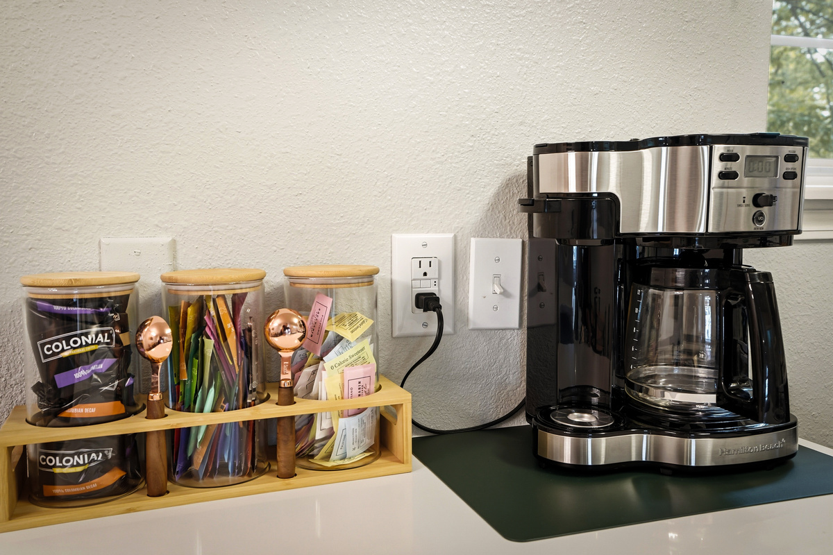 Coffee pot brews both full pot and single serving cups 