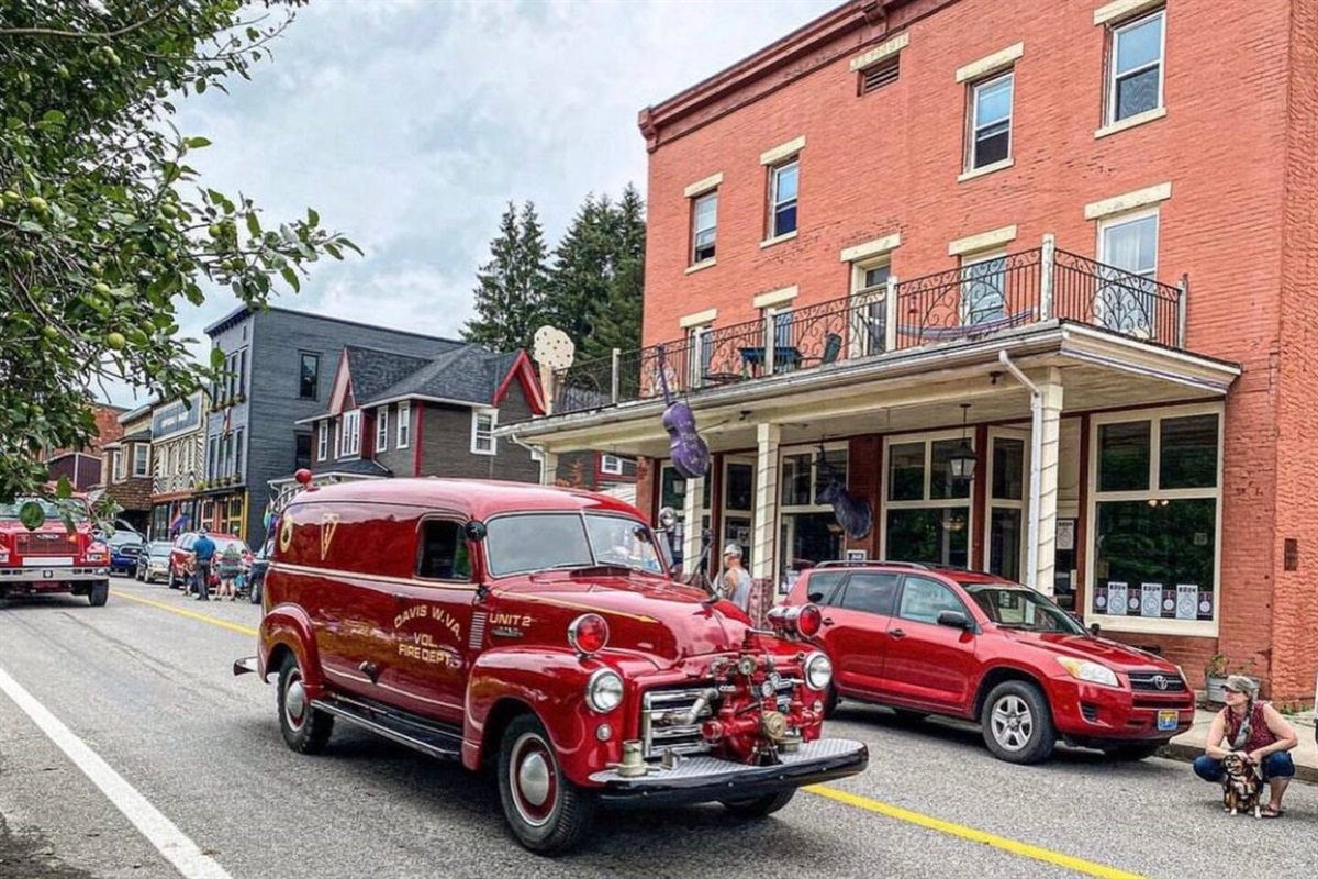 Downtown Thomas - restaurants, shopping, live music. 10 minutes from the house.