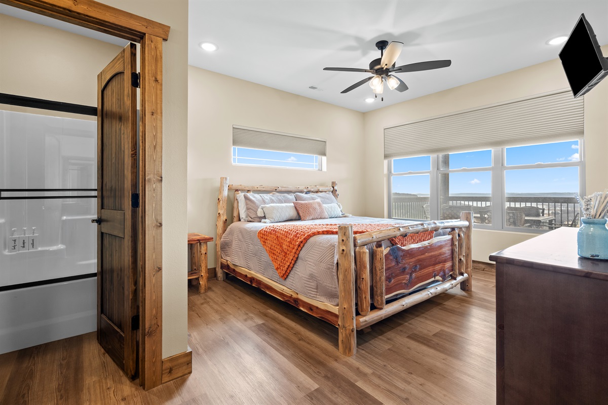 Upper level king bedroom with en suite shower/ tub 
