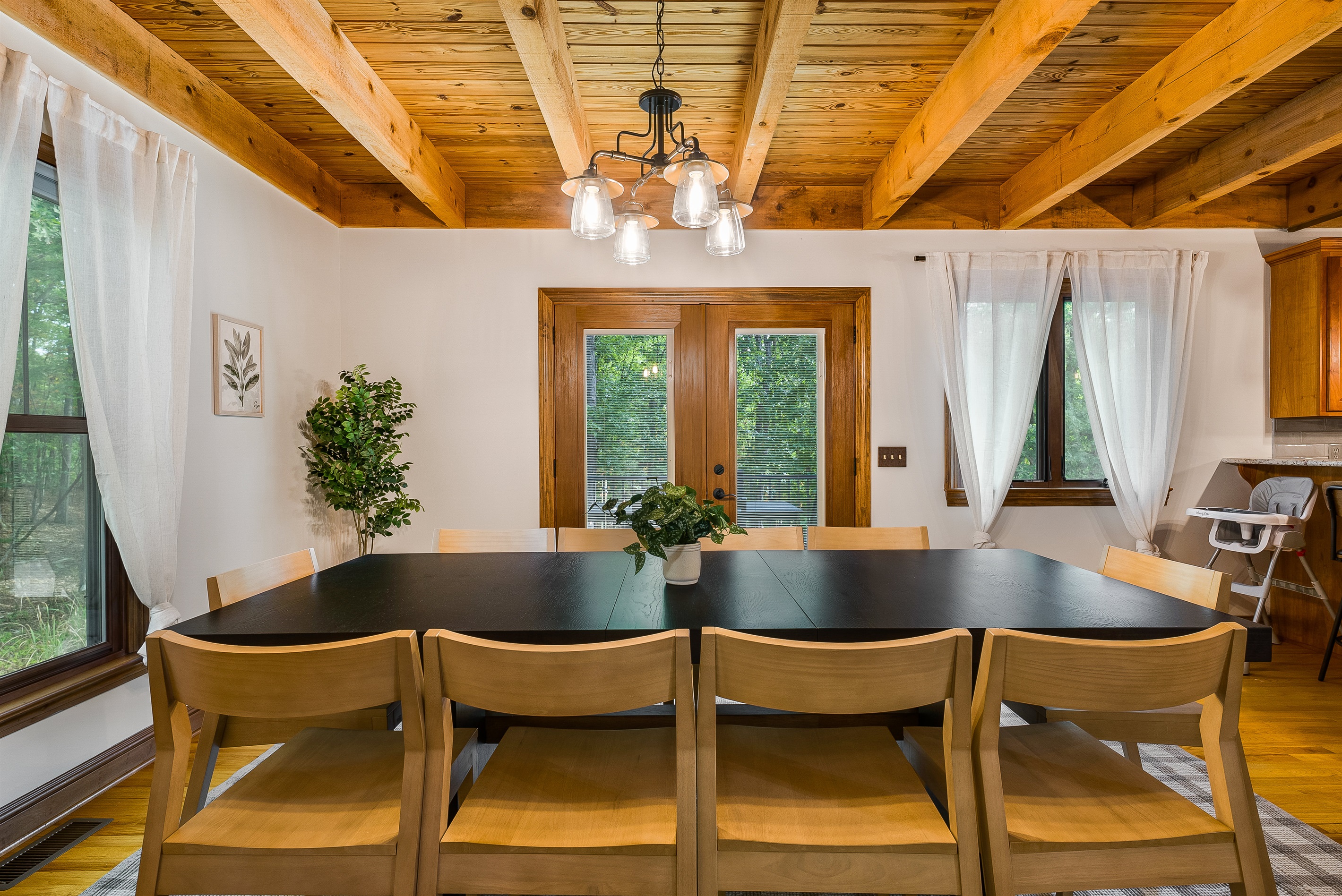 Elegant dining space designed for large groups & celebrations