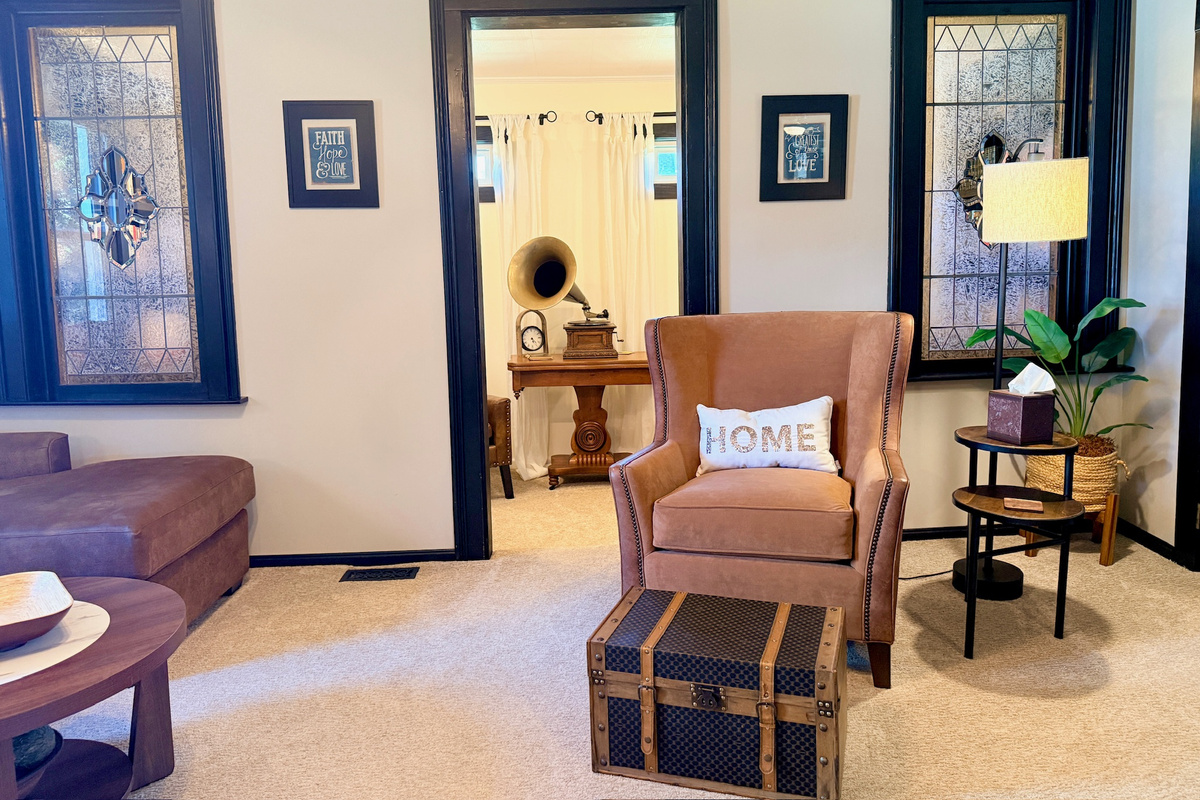 Sitting room connecting the home’s main living areas.