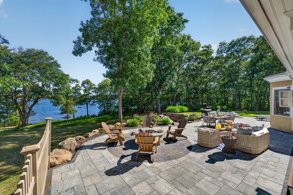 The perfect end to a lake day: fireside chats under the stars.