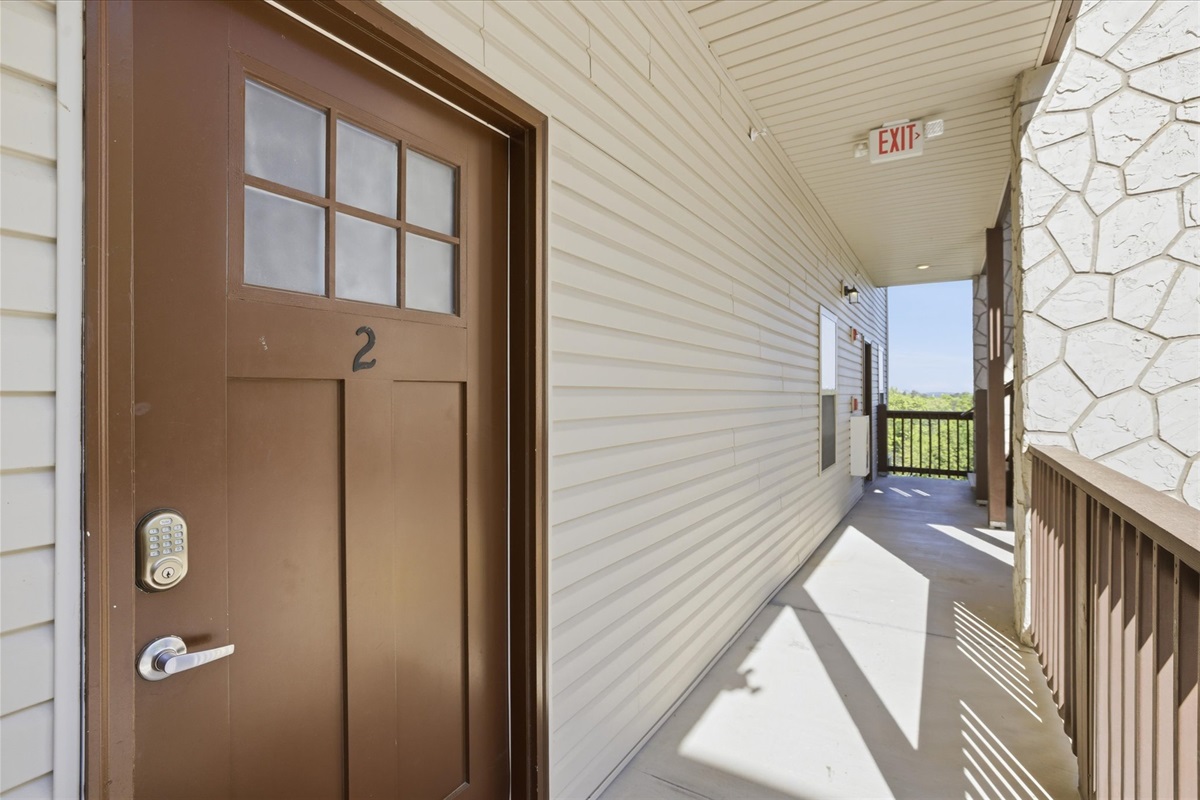 Welcome to Serenity Ridge Clubhouse Lodge Unit 2! Walk right in and make it yours—easy entry, no fuss. Drop your bags, kick off your shoes, and let the trip begin the moment you step through the door.