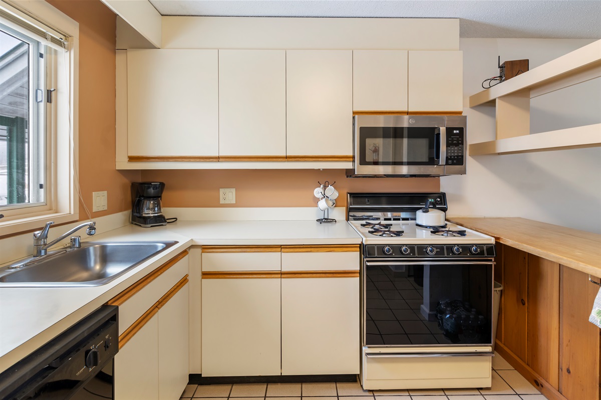 Kitchen with full size stove and oven for baking pizza
