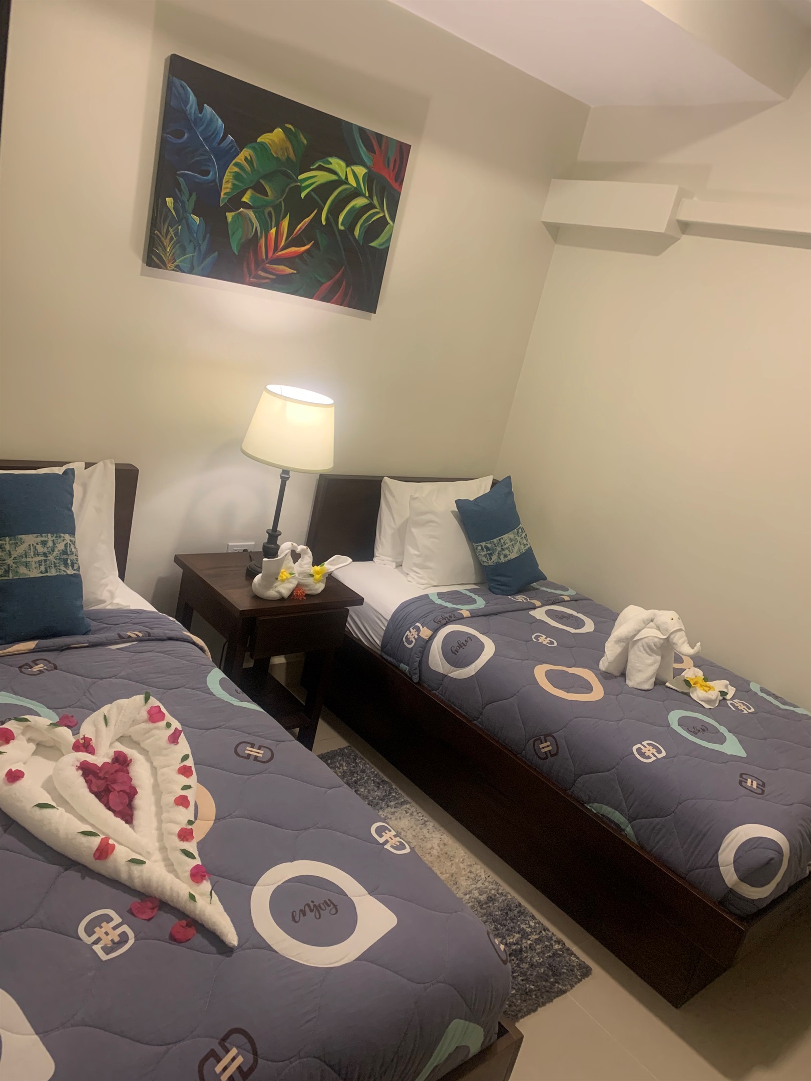 2nd BEDROOM (2-twin-beds)