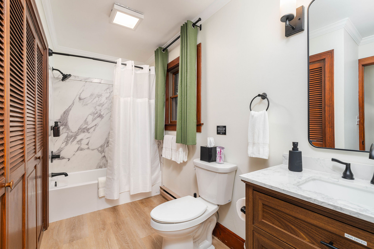 🧺 Third-floor full bath with tub/shower combo, serving three bedrooms — plus the second washer and dryer.