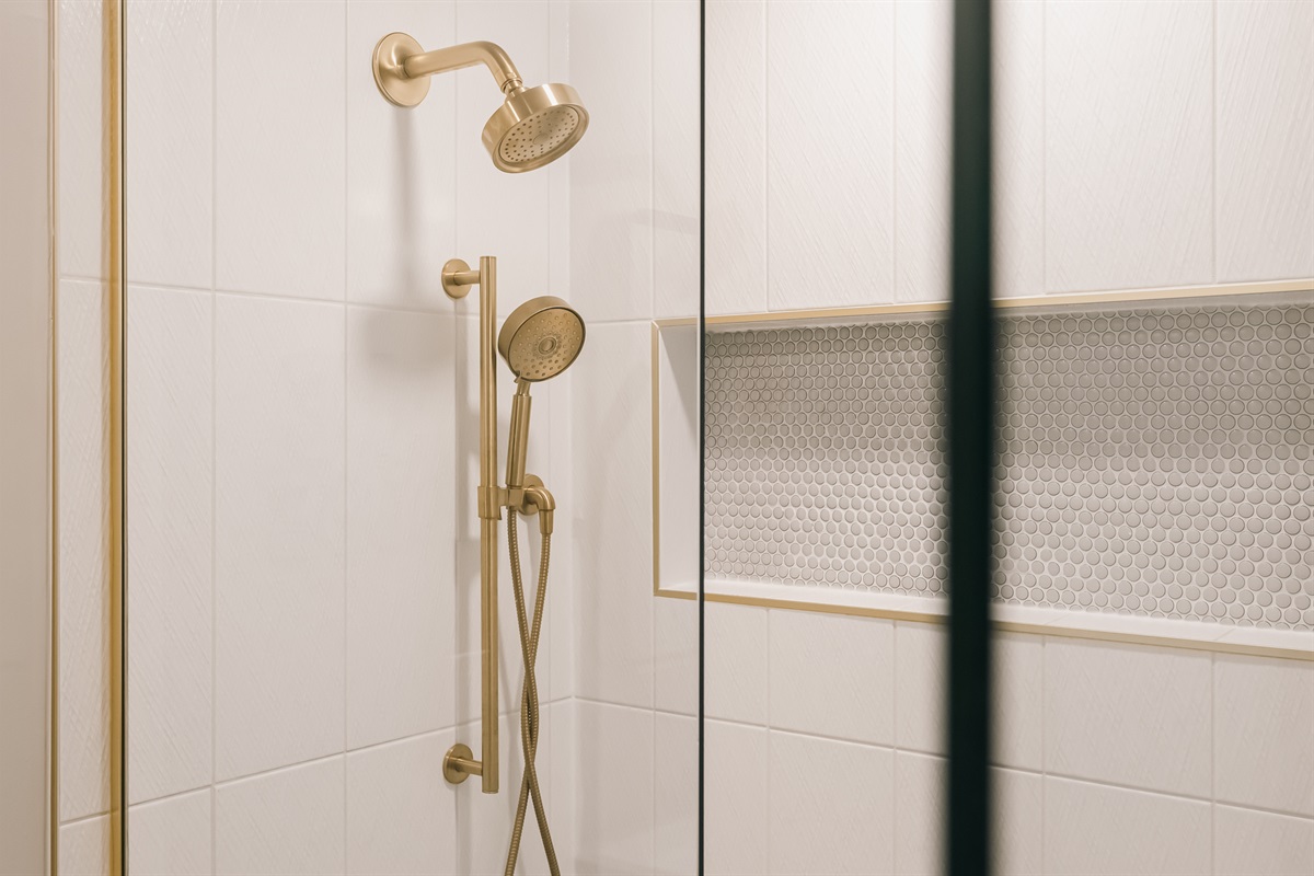 Main floor full bathroom