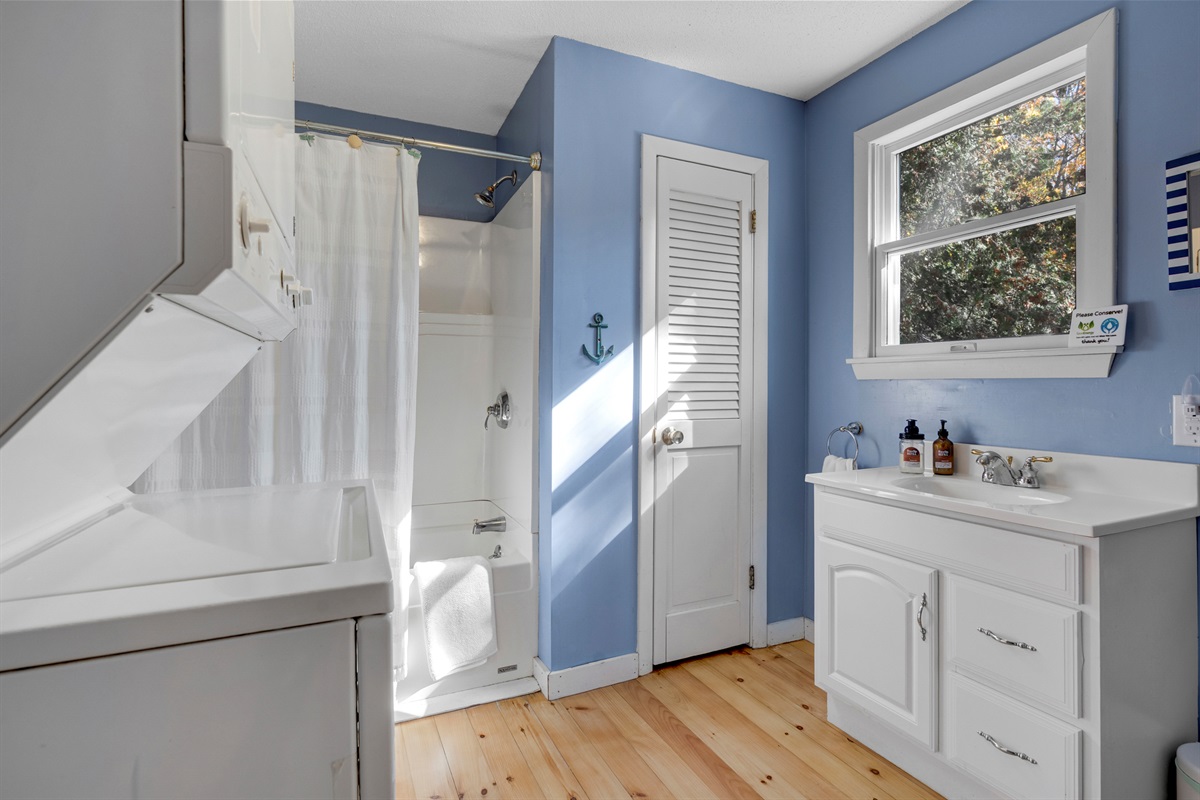Downstairs bathroom with washer and dryer