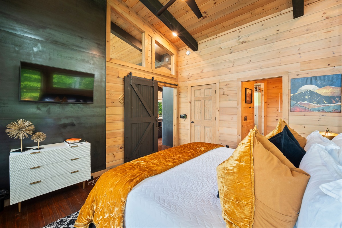 Luxe bedding and mountain dreams, comfort reigns here.