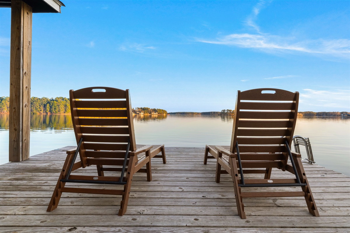 Lakeside Retreat: Relax on the deck with stunning views and a gentle breeze!