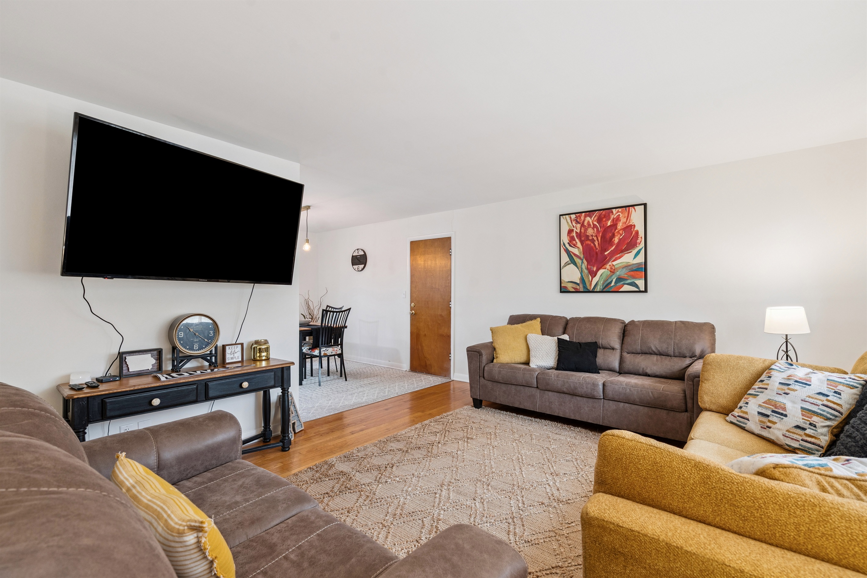 Large living space with 55 inch TV