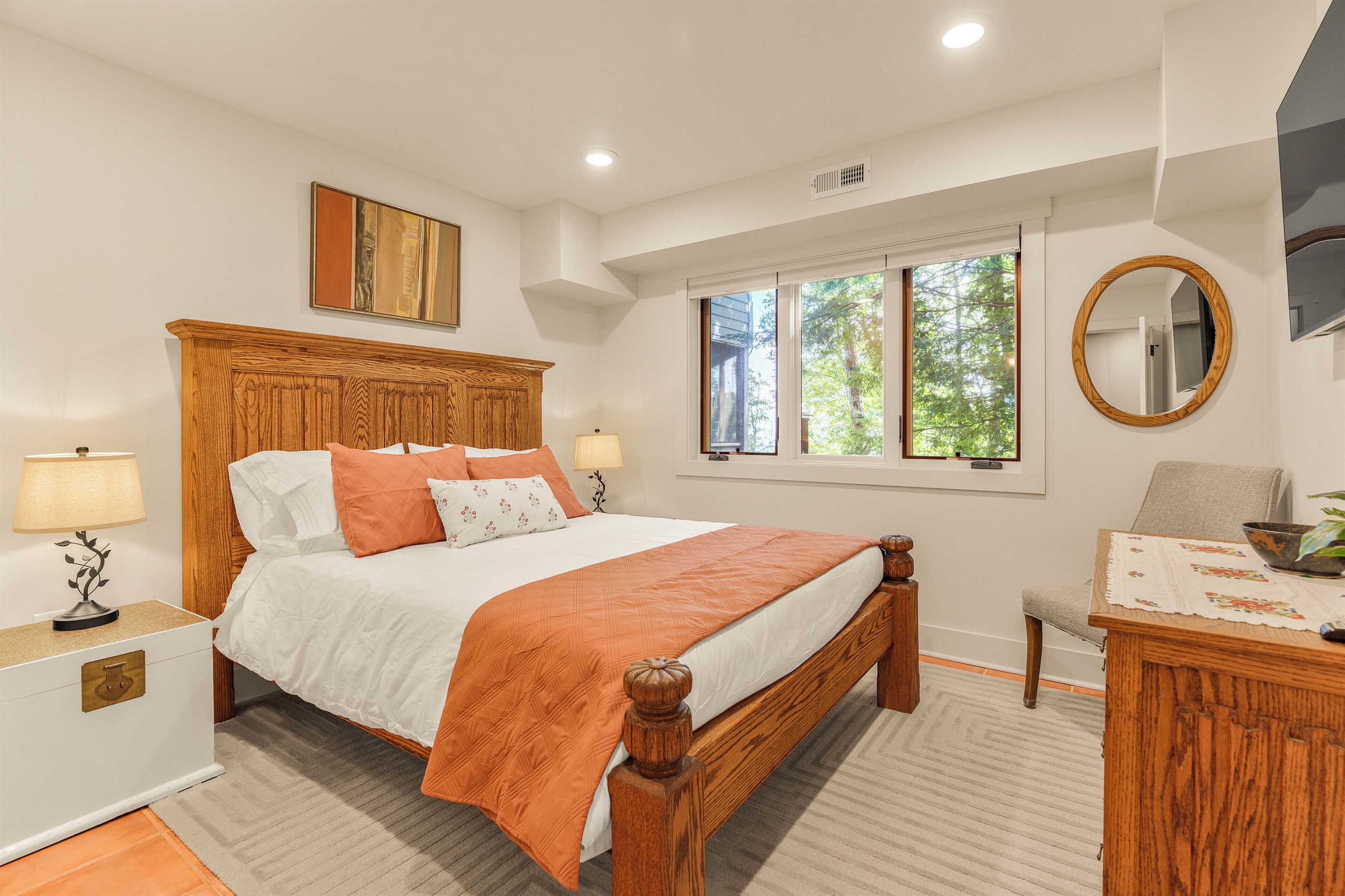 BR6: Queen bedroom with ensuite bathroom, downstairs
