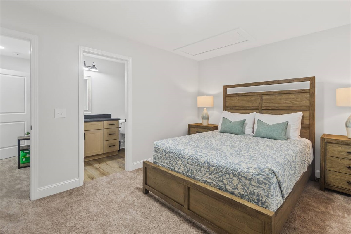 Queen bedroom - Unit A