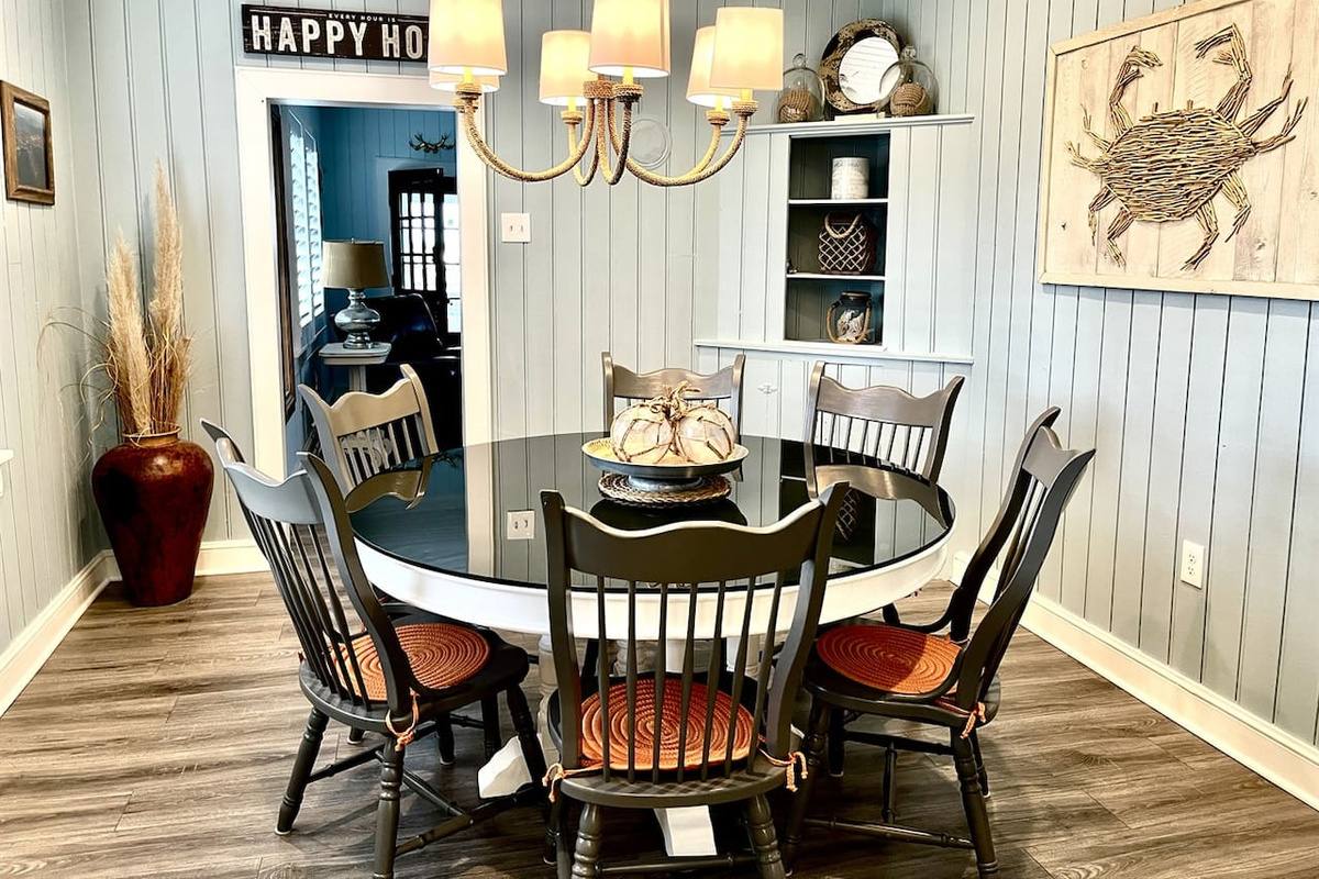 Dining Area Between Living Room & Kitchen