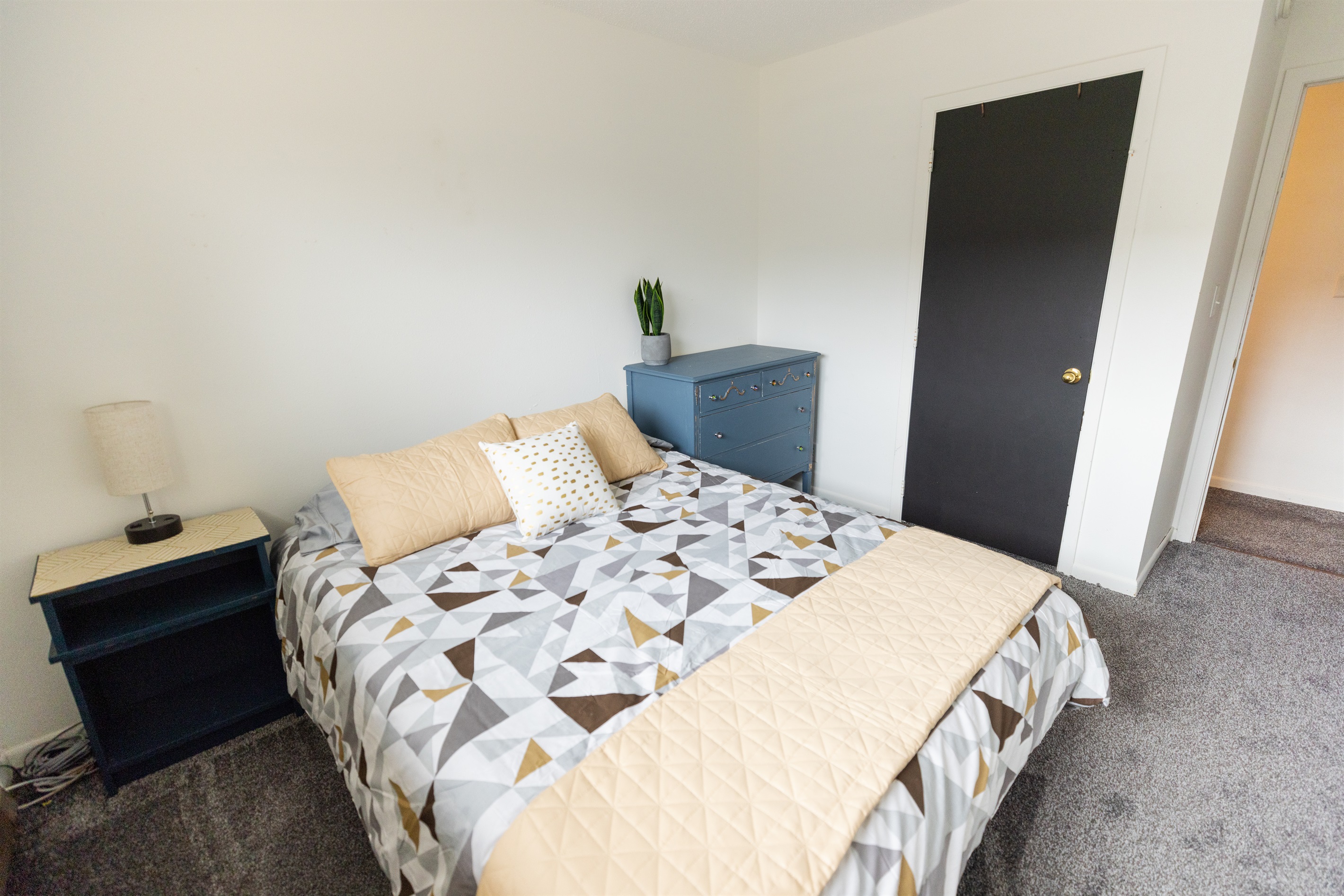 Second bedroom with a Queen