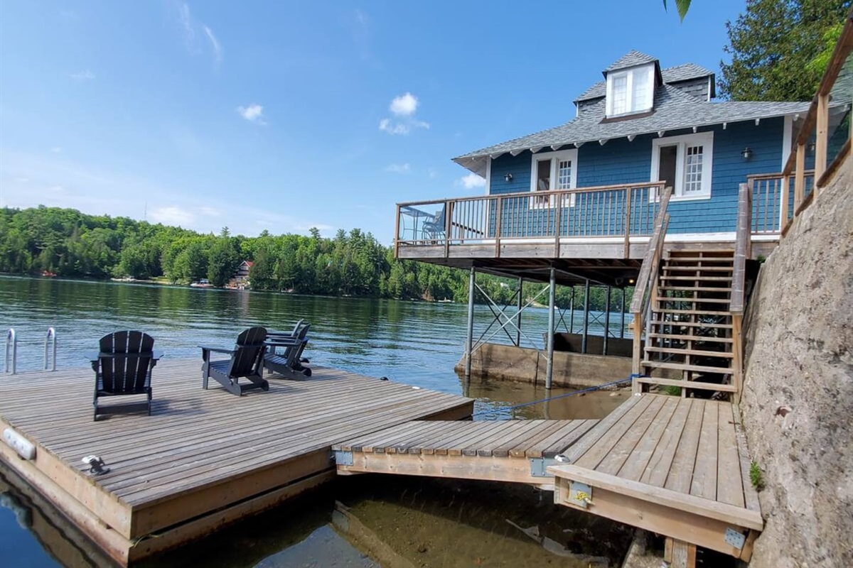 Acc&egrave;s aux Quais - dock and seating area at lakeside