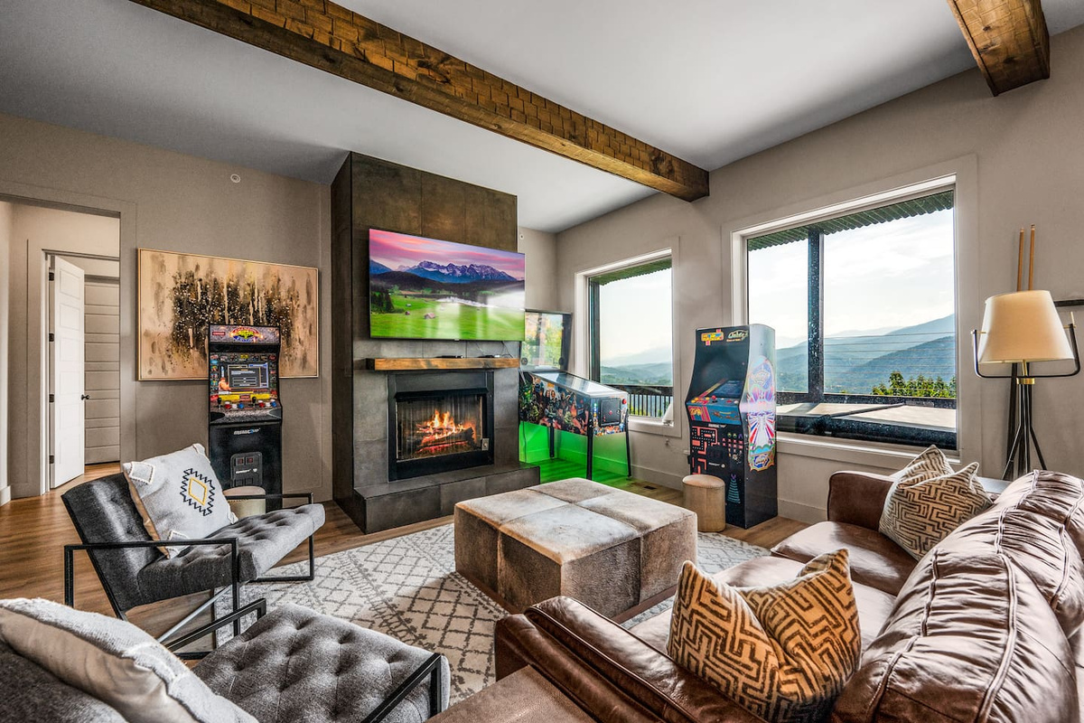 Upscale Gatlinburg Airbnb with stunning mountain views, spacious deck, modern design, private indoor pool, and game room. Just minutes to downtown Gatlinburg, Pigeon Forge & Great Smoky Mountains National Park. Perfect luxury Smoky Mountain escape.