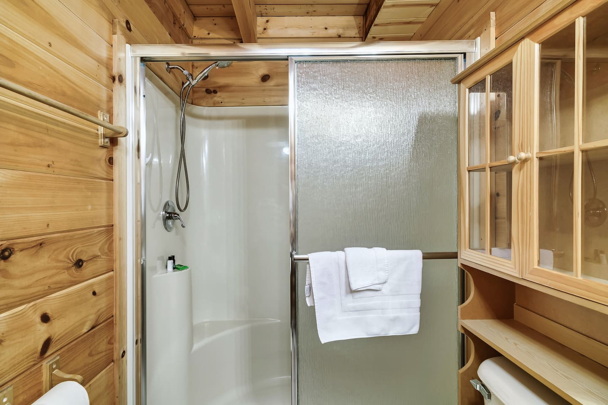 Master bathroom (en suite) - main level