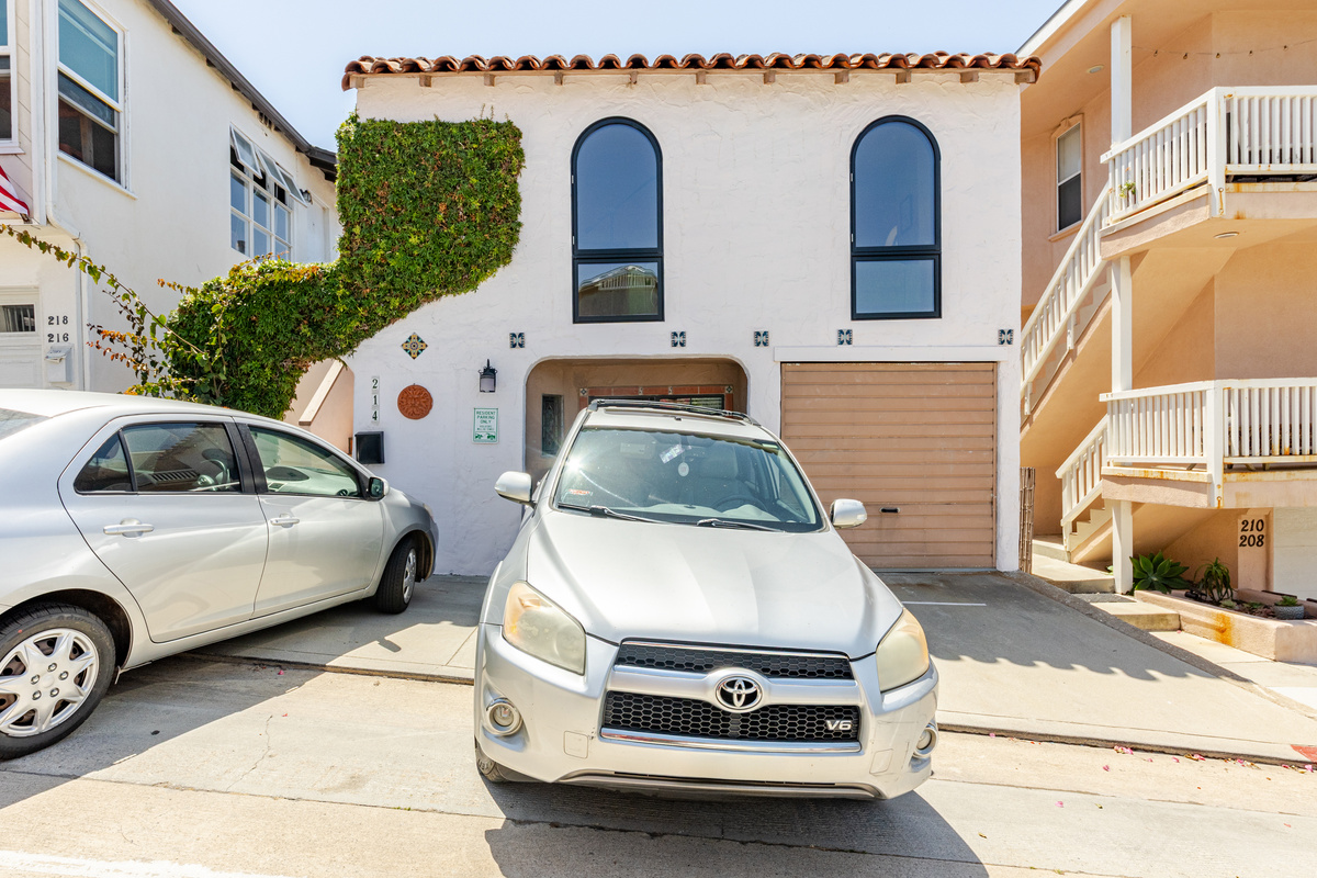 2 dedicated parking spots are available on the driveway. We highly recommend compact cars since parking is tight at the beach.