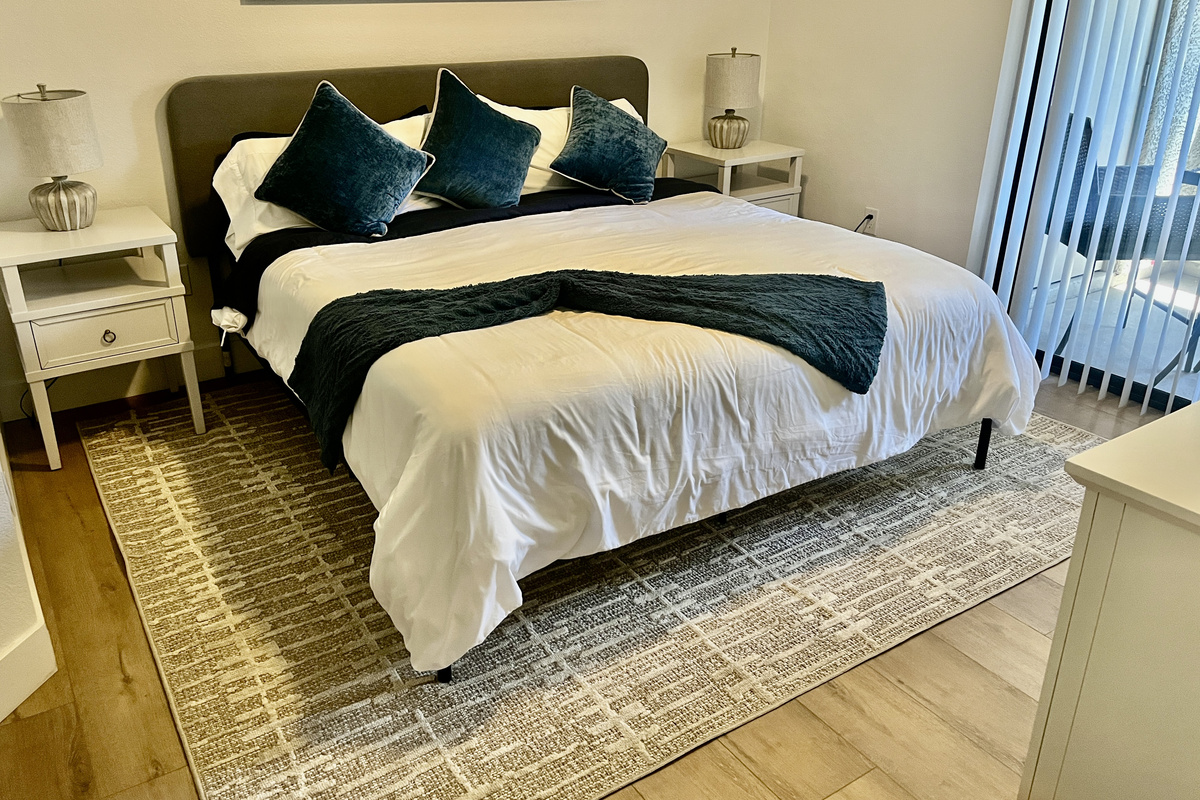Main bedroom w access to patio