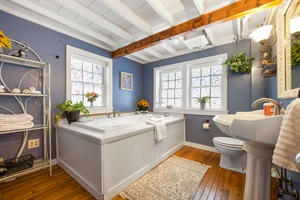 Full equiped bathroom second floor