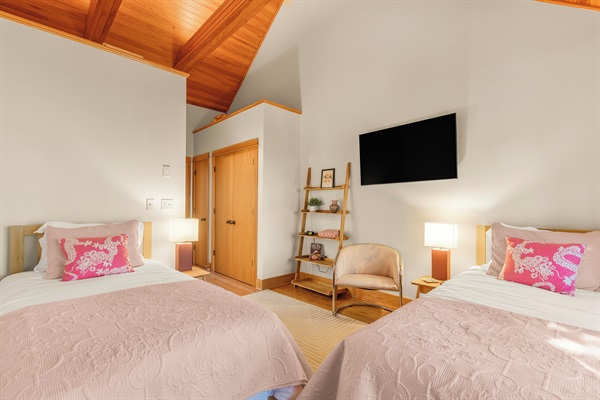 Ensuite bathroom to BR2
BR3: 2 twin bedroom with ensuite bathroom, main floor
